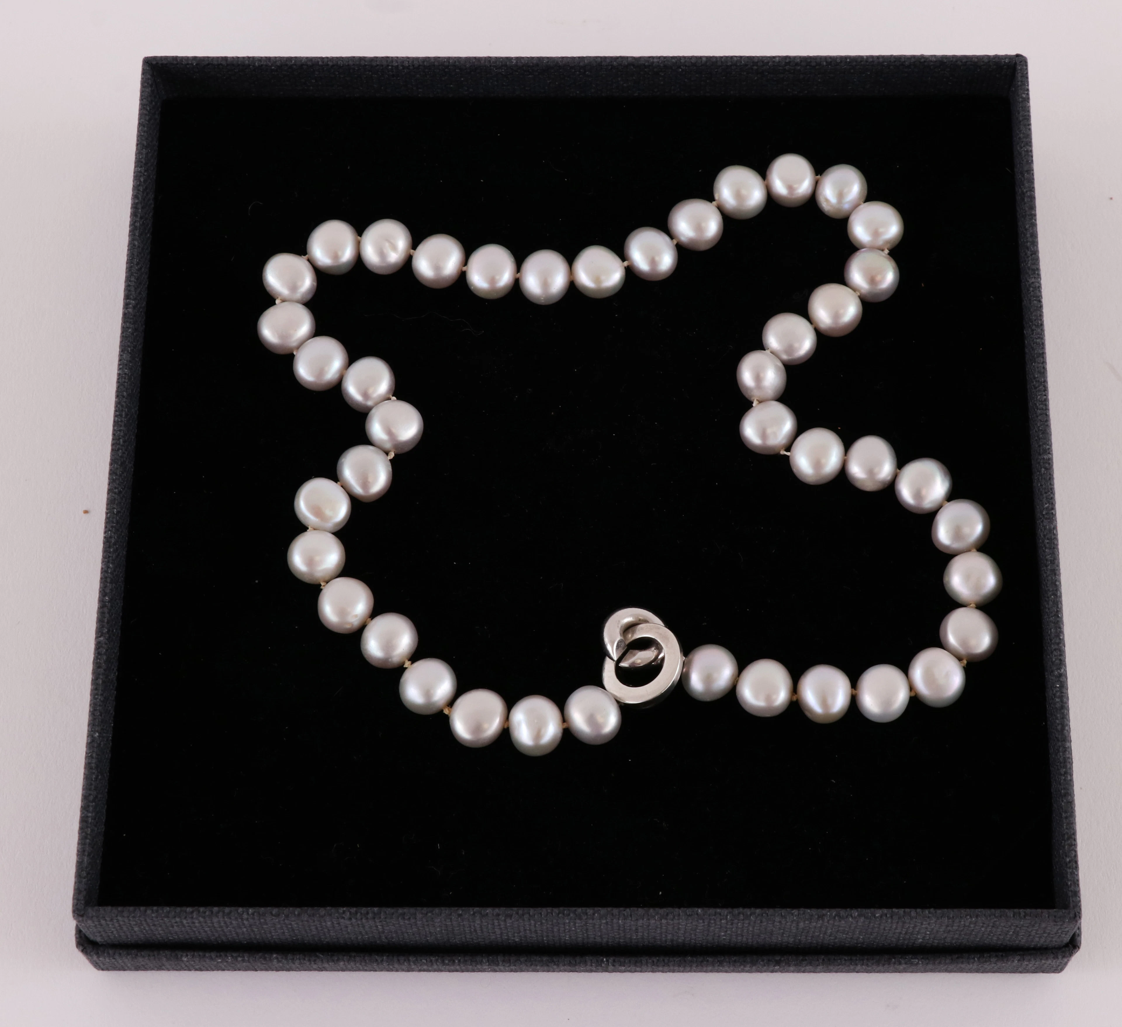 Pärlhalsband med lås i sterlingsilver