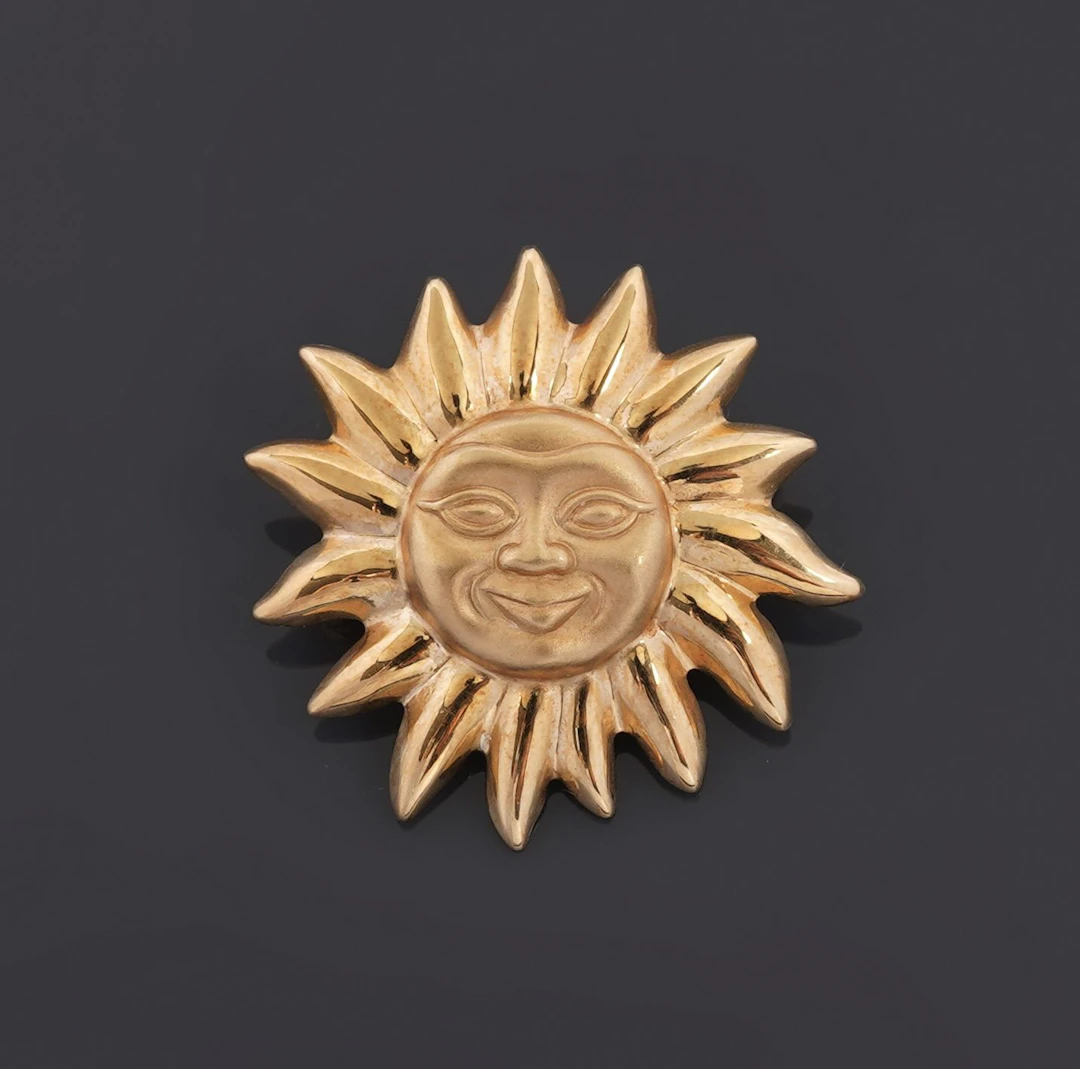 An 18k yellow gold brooch (750 parts per thousand) featuring - Lot 99