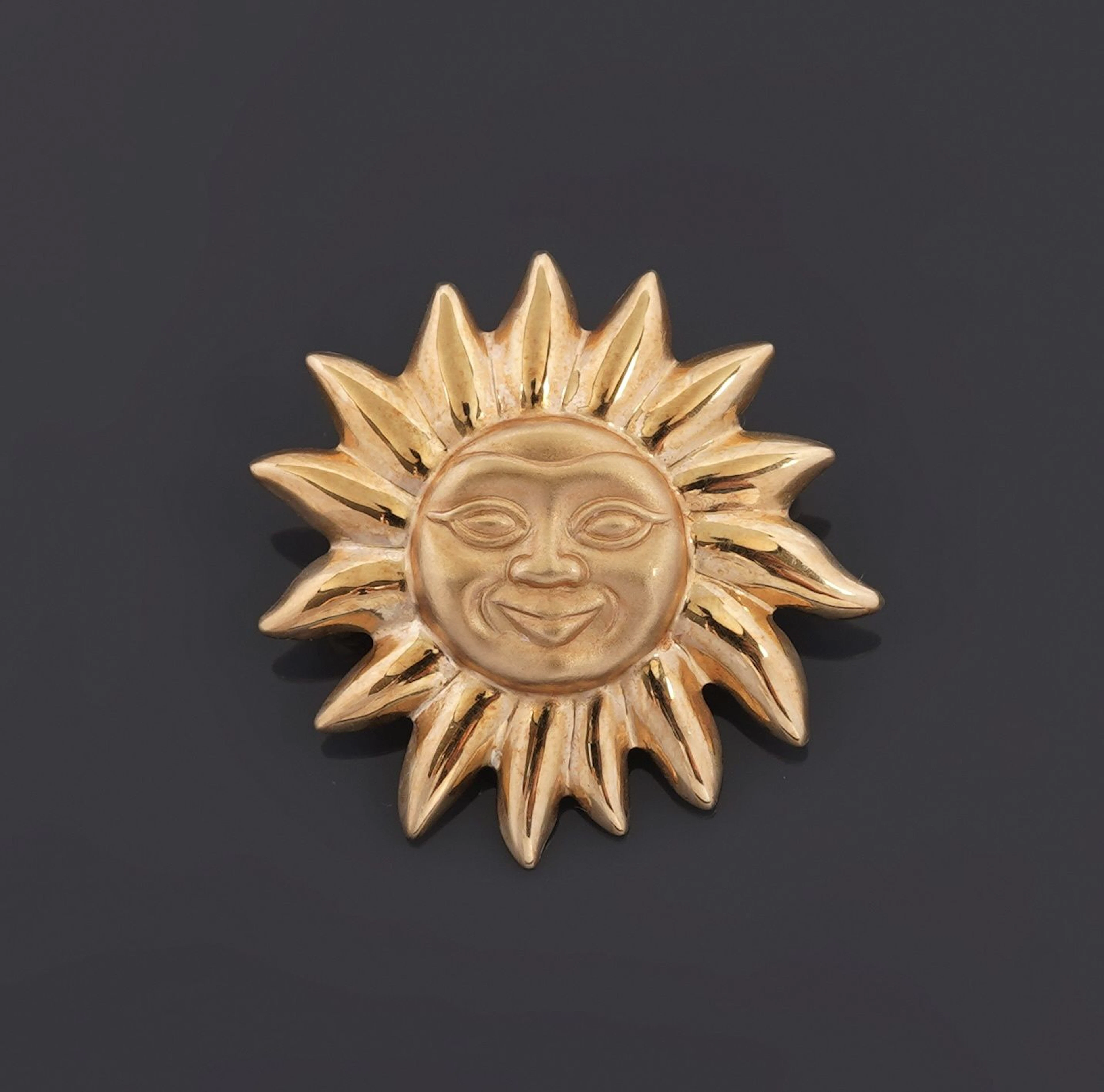 An 18k yellow gold brooch (750 parts per thousand) featuring - Lot 99