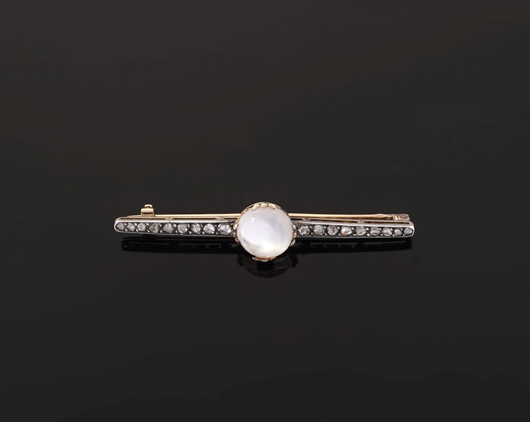 An 18k yellow gold (750) and 800 silver brooch featuring a c - Lot 161