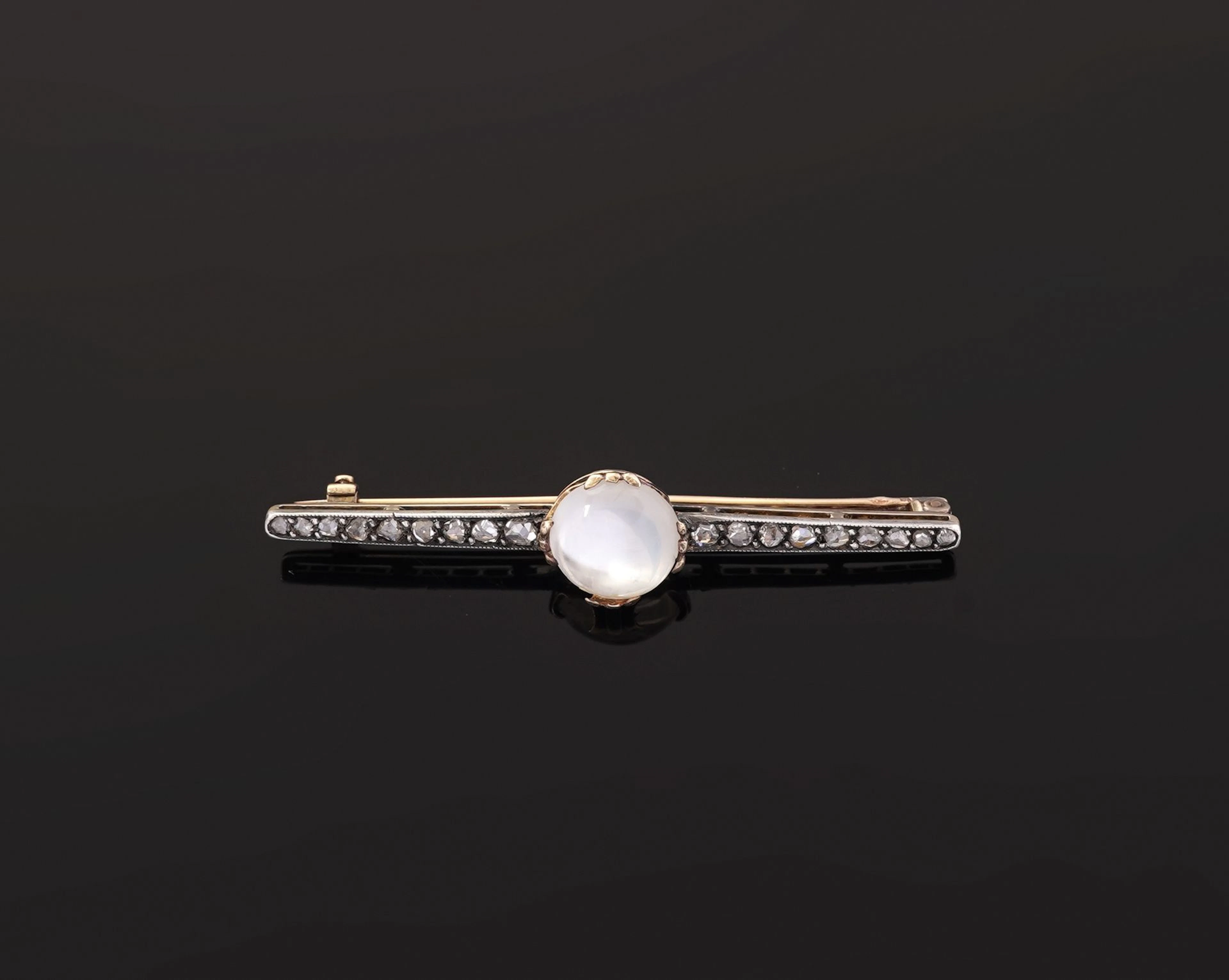 An 18k yellow gold (750) and 800 silver brooch featuring a c - Lot 161