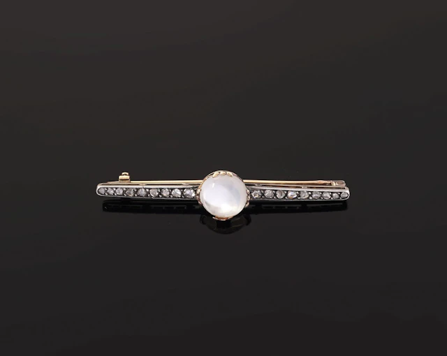 An 18k yellow gold (750) and 800 silver brooch featuring a c - Lot 161