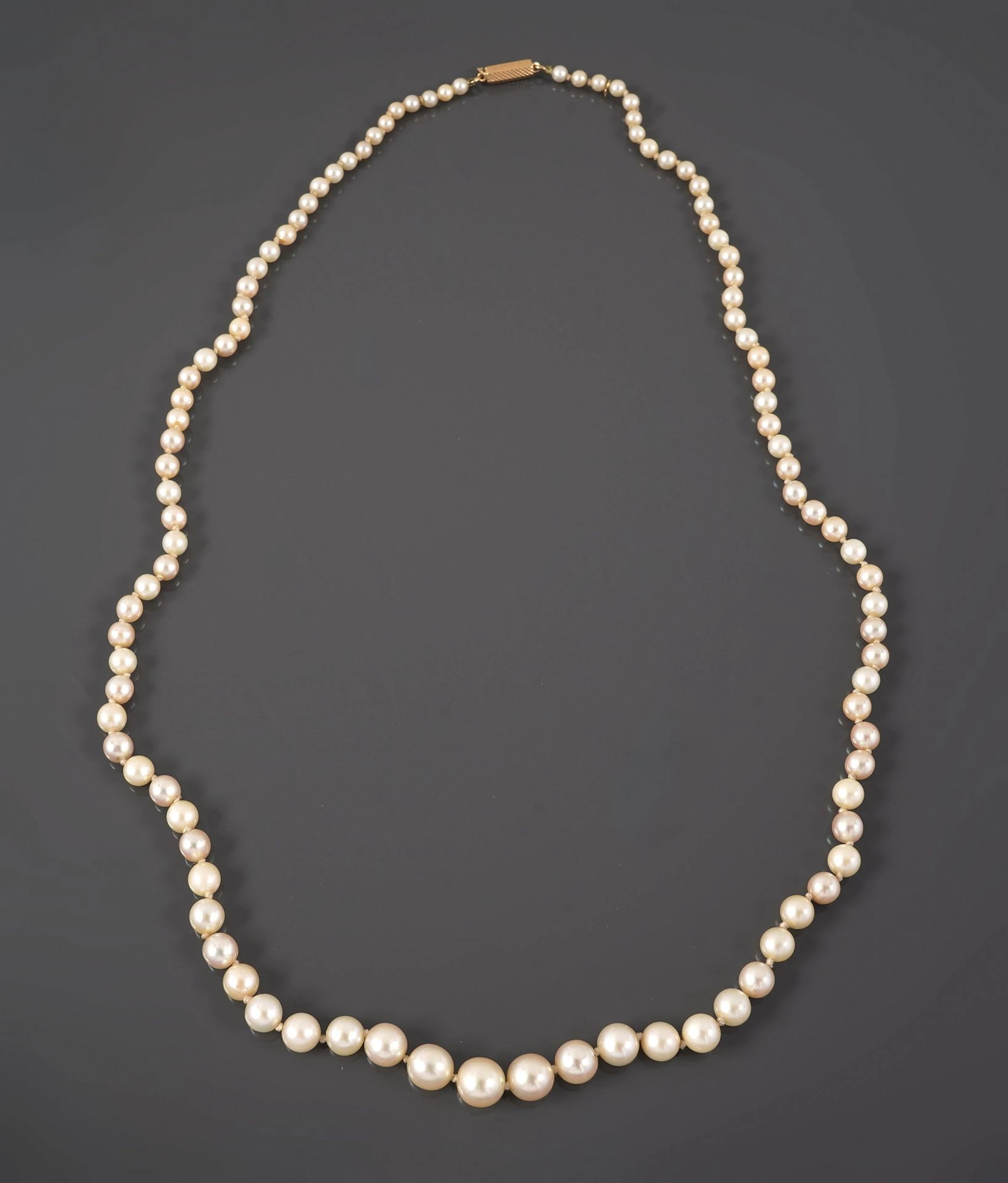 Cascading cultured pearl necklace with an 18k yellow gold (7 - Lot 220