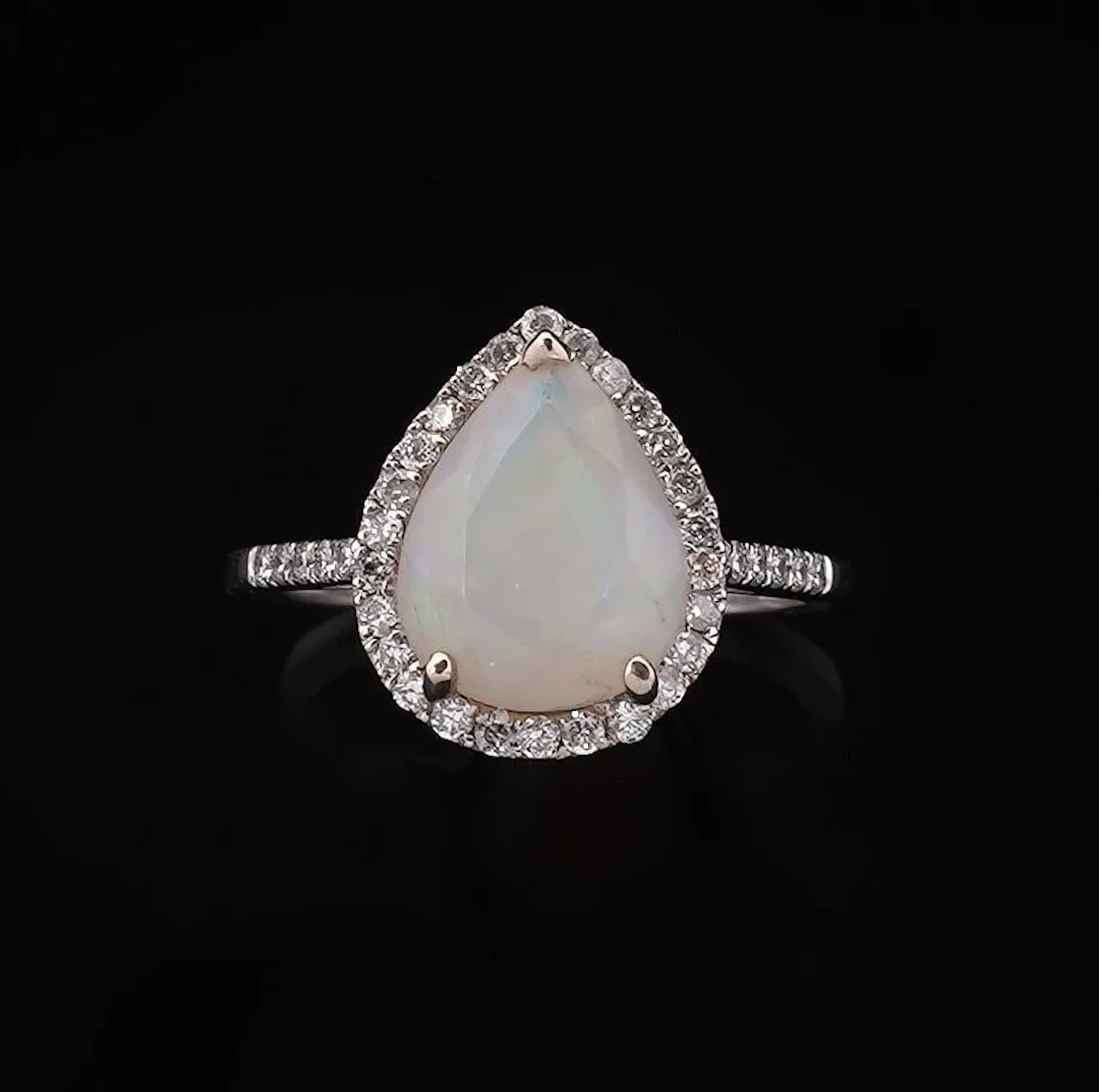 An 18k white gold ring (750) set with a pear-shaped opal wei - Lot 182
