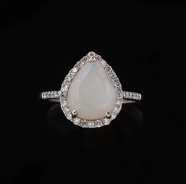 An 18k white gold ring (750) set with a pear-shaped opal wei - Lot 182