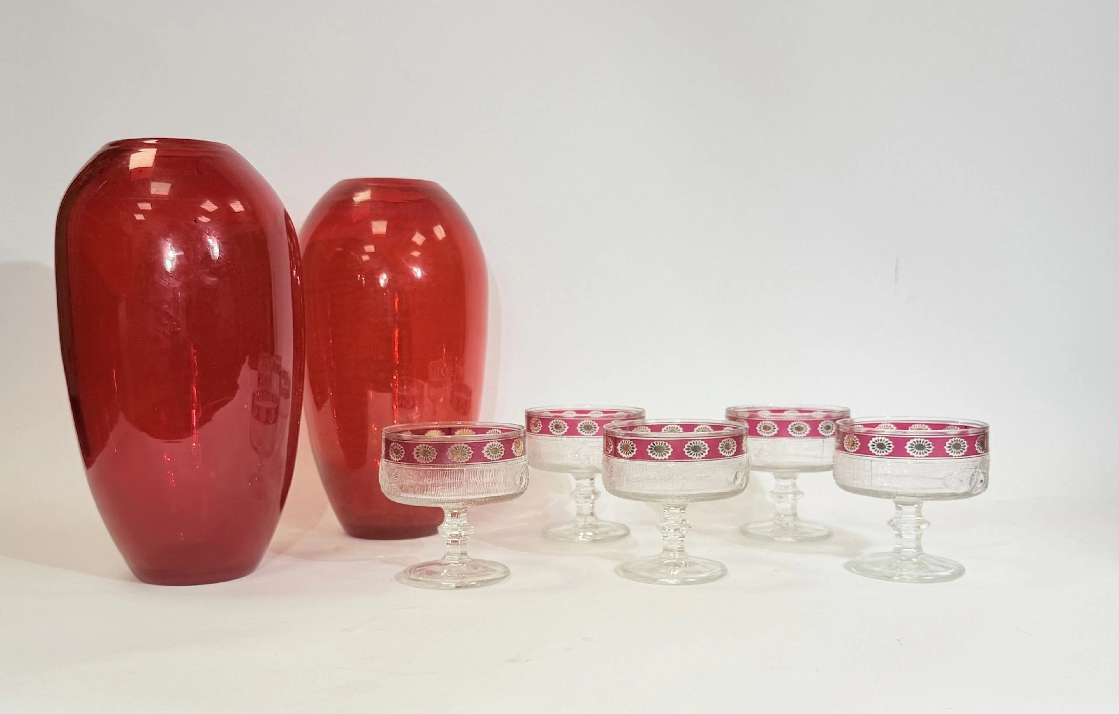 Pair of red glass vases - Lot 325