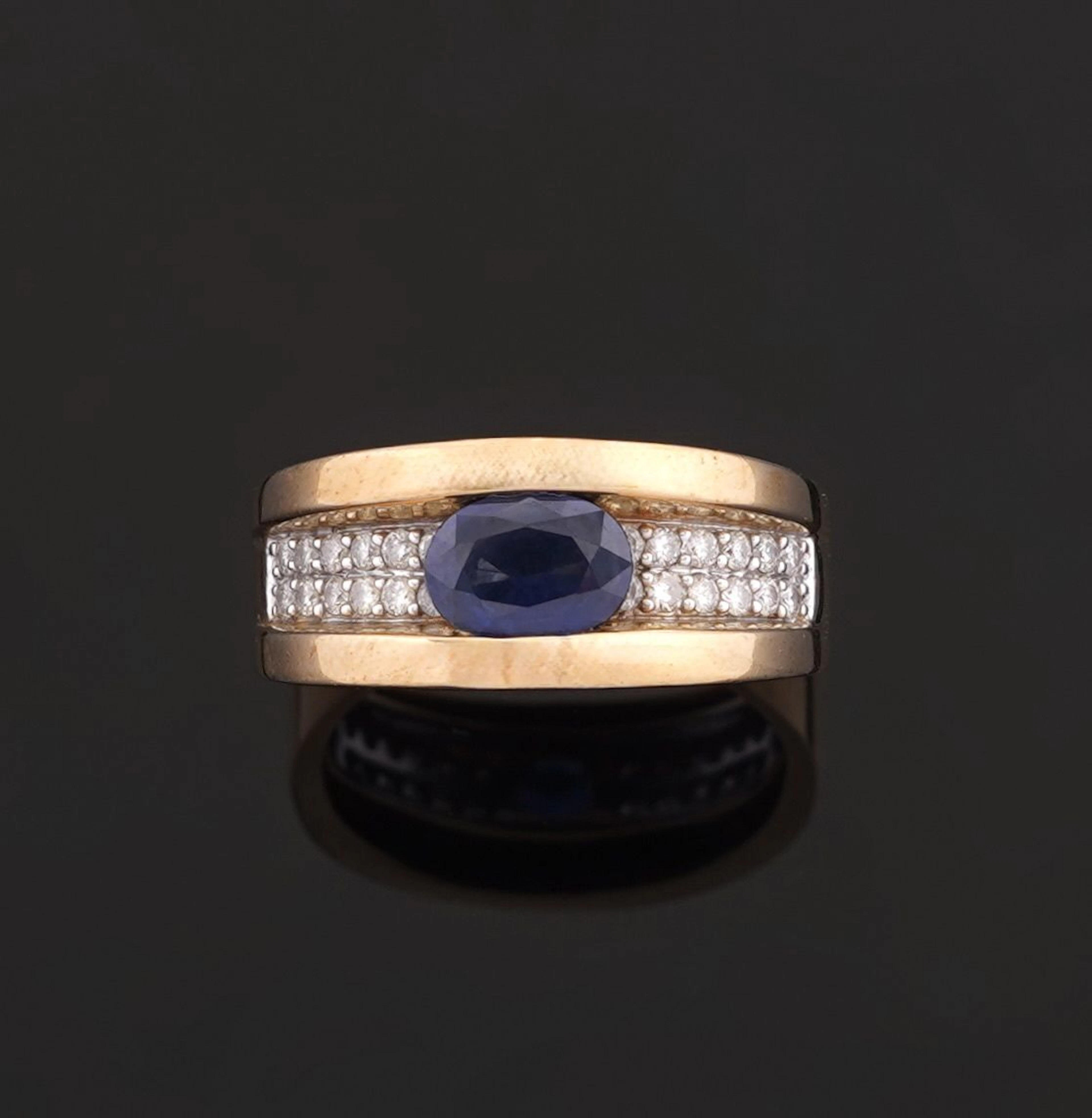 18k yellow gold (750) band ring set with an oval sapphire fl - Lot 304