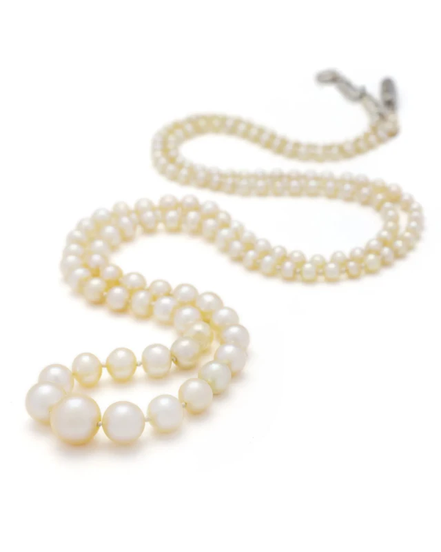 Necklace consisting of a single strand of 153 fine pearls ar - Lot 223