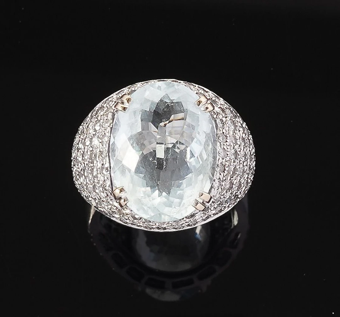 An 18k white gold (750) dome ring set with an oval-cut aquam - Lot 192