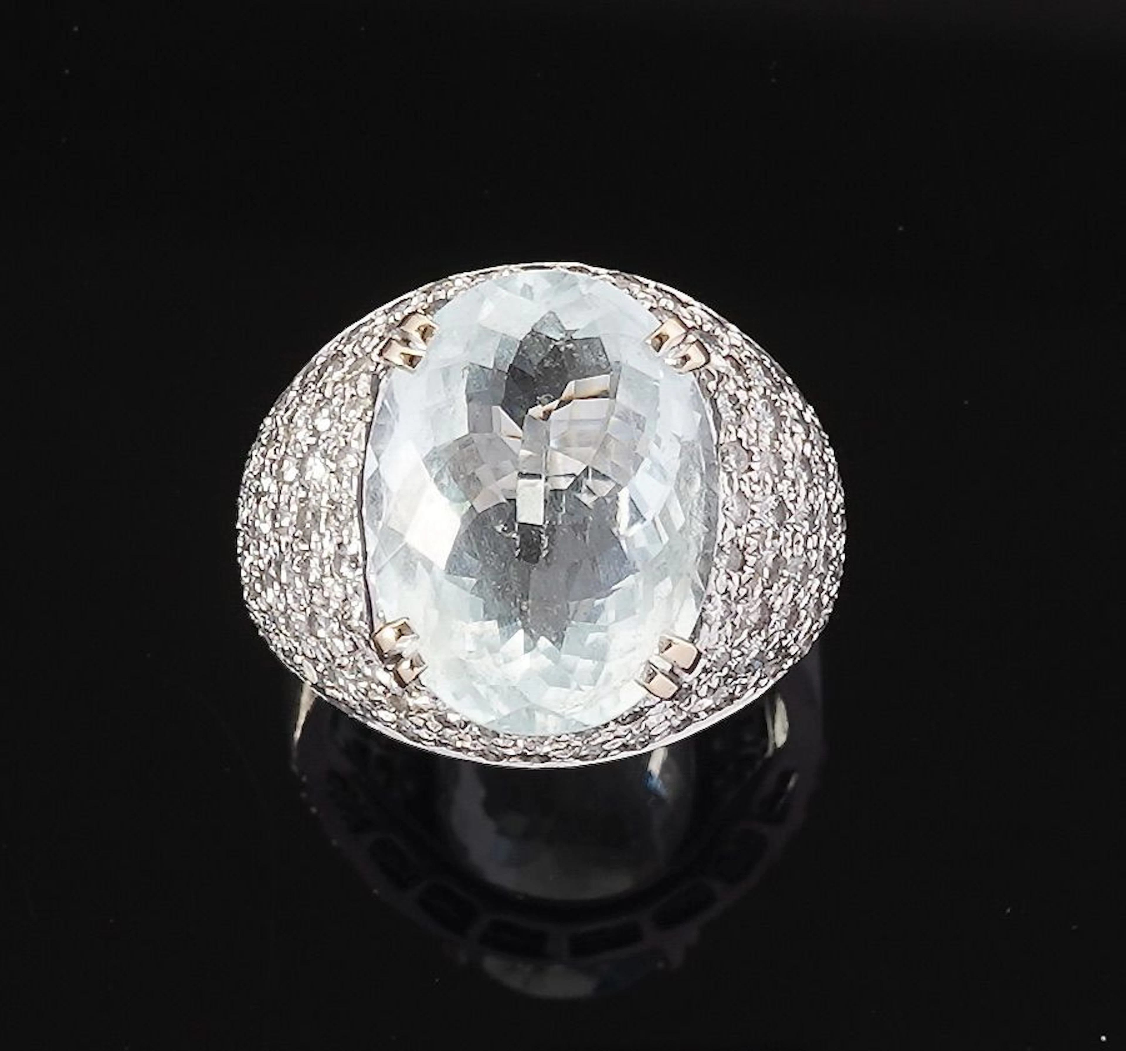 An 18k white gold (750) dome ring set with an oval-cut aquam - Lot 192