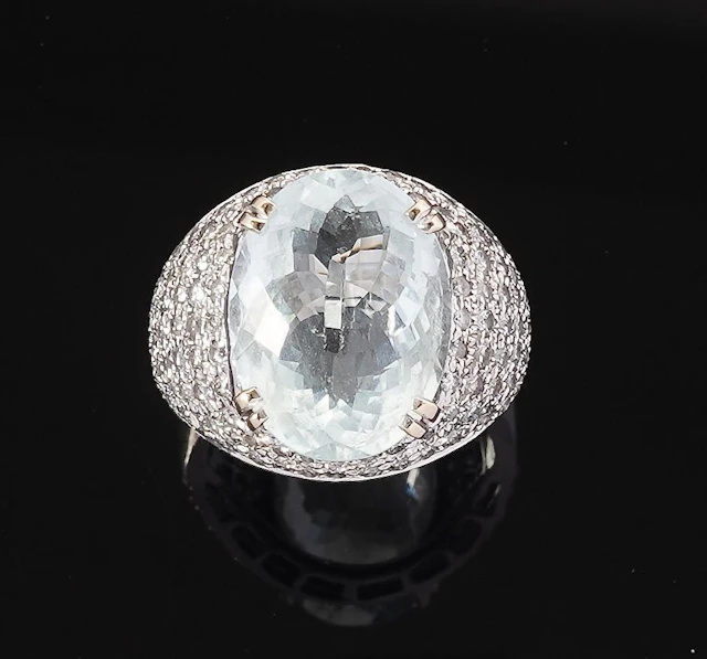 An 18k white gold (750) dome ring set with an oval-cut aquam - Lot 192