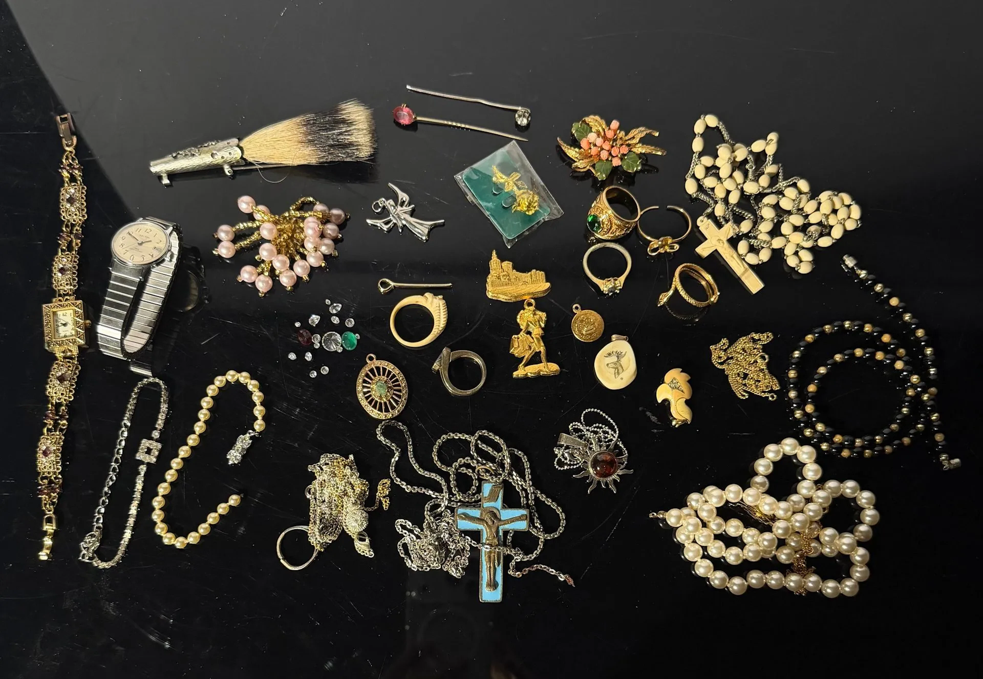 Costume jewelry set including necklaces, pendants, brooches, - Lot 222