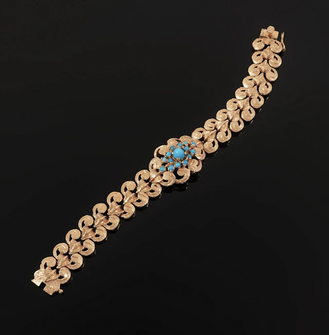 18k yellow gold (750) hinged bracelet with openwork design f - Lot 89