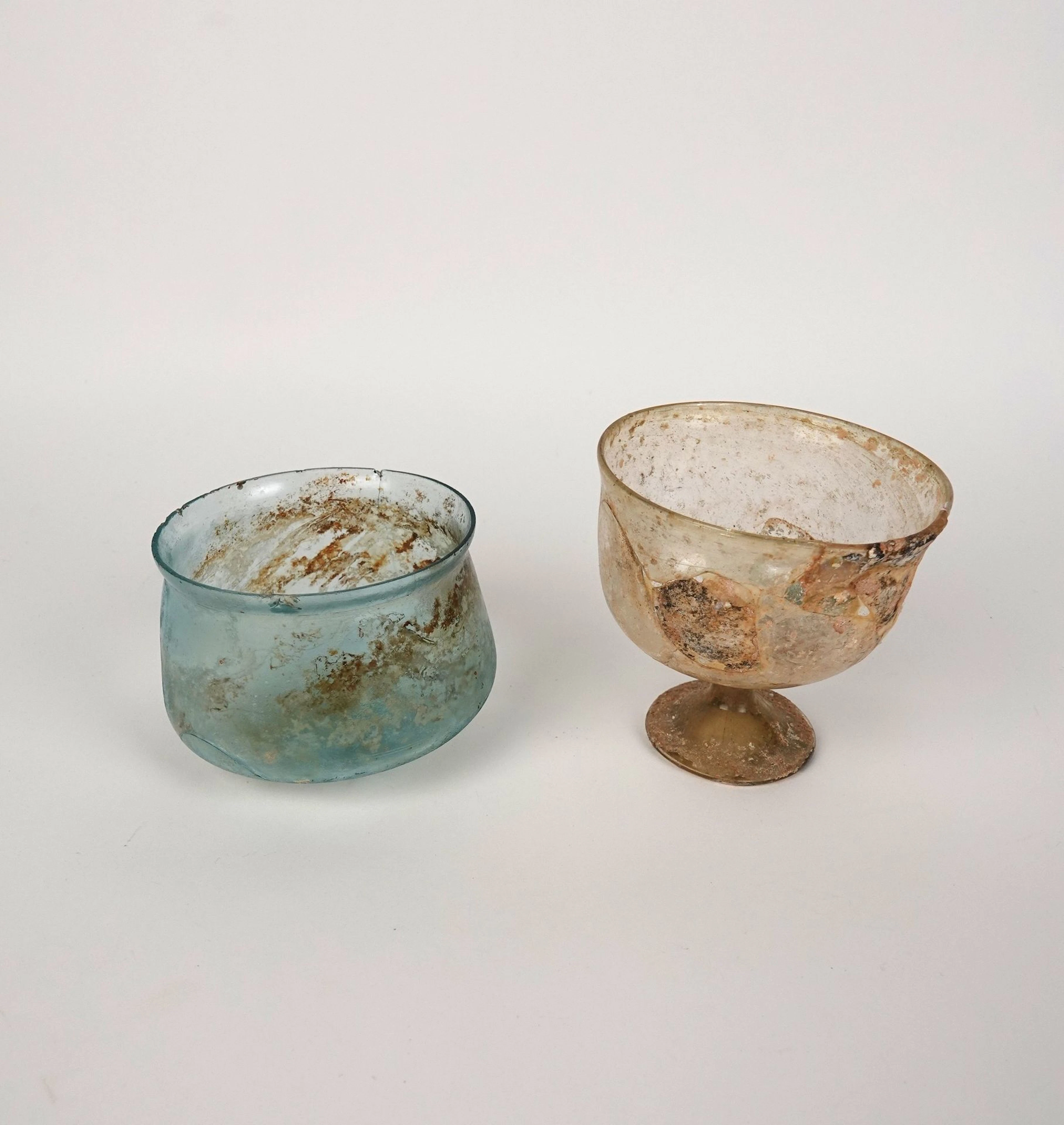 Set of 2 pieces consisting of a goblet on a stem and a large - Lot 231