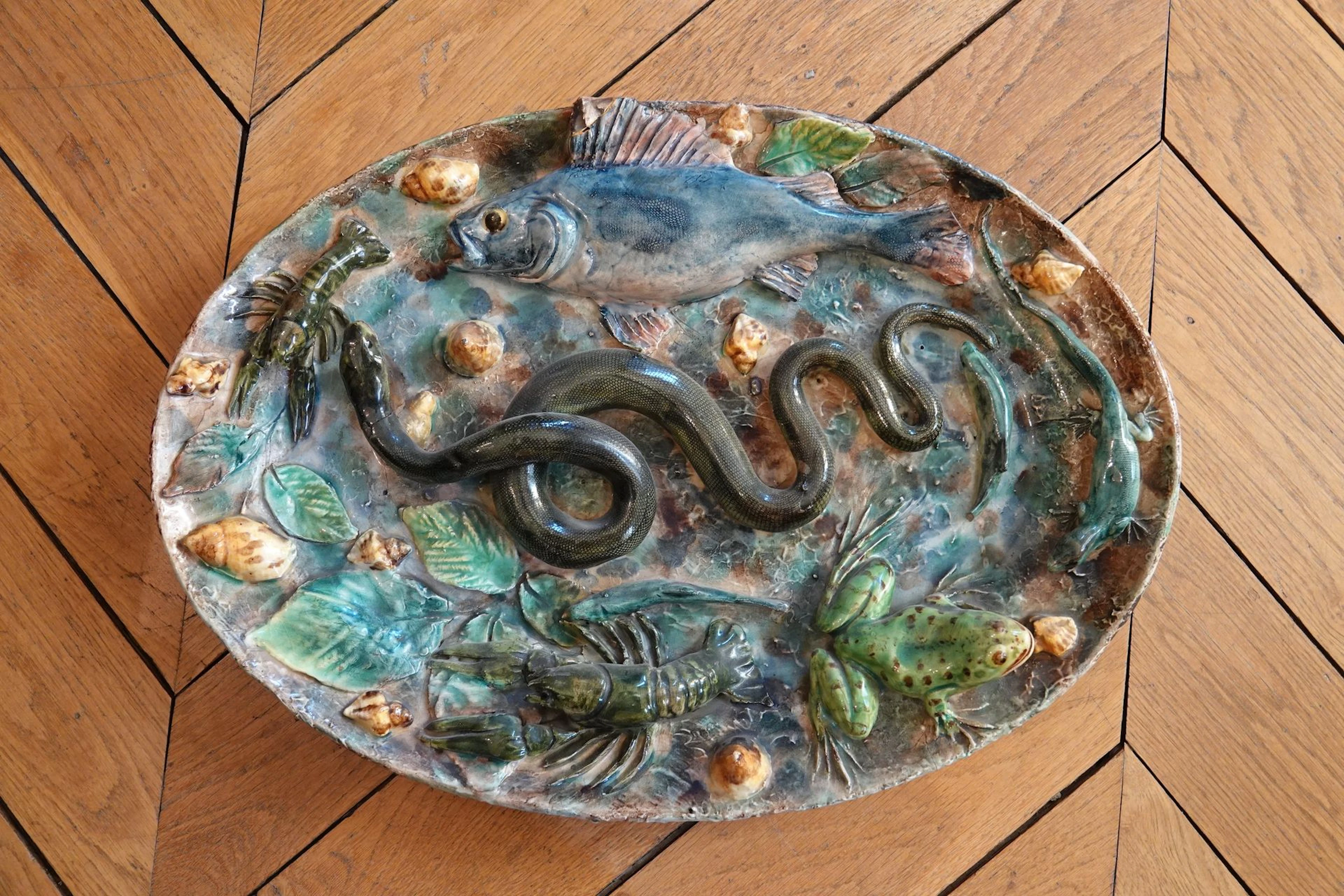 Oval earthenware dish with a brown background, decorated wit - Lot 587