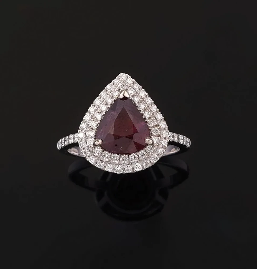 An 18k white gold ring (750 parts per thousand) set with a 2 - Lot 299