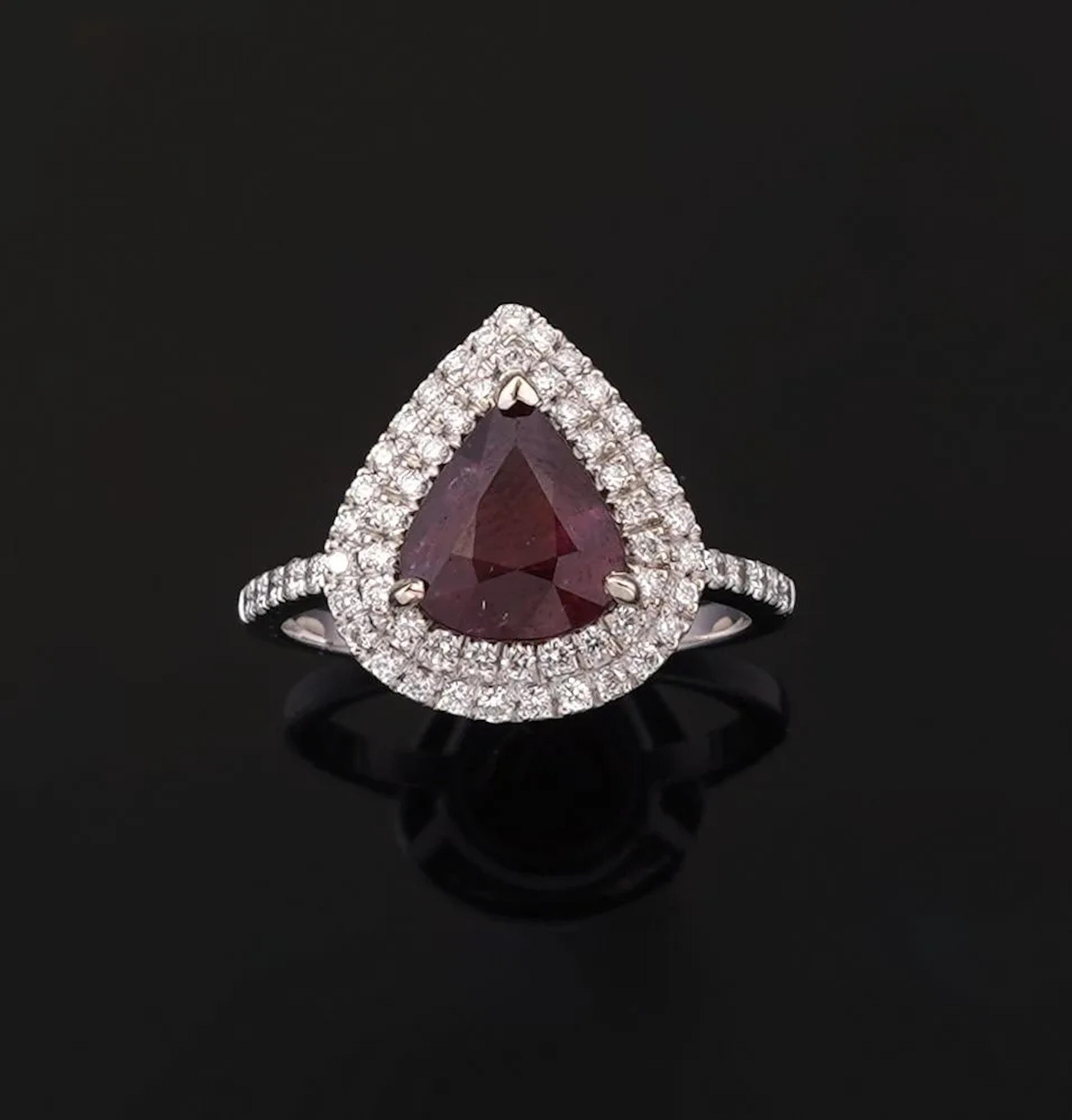 An 18k white gold ring (750 parts per thousand) set with a 2 - Lot 299