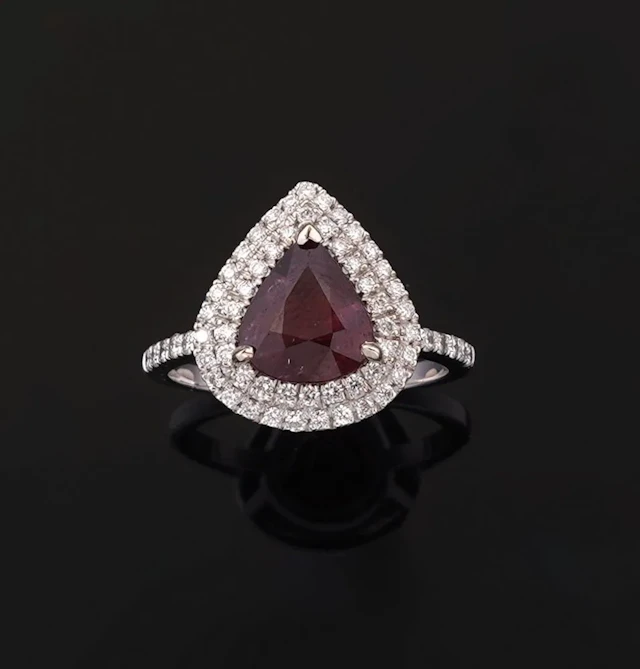 An 18k white gold ring (750 parts per thousand) set with a 2 - Lot 299
