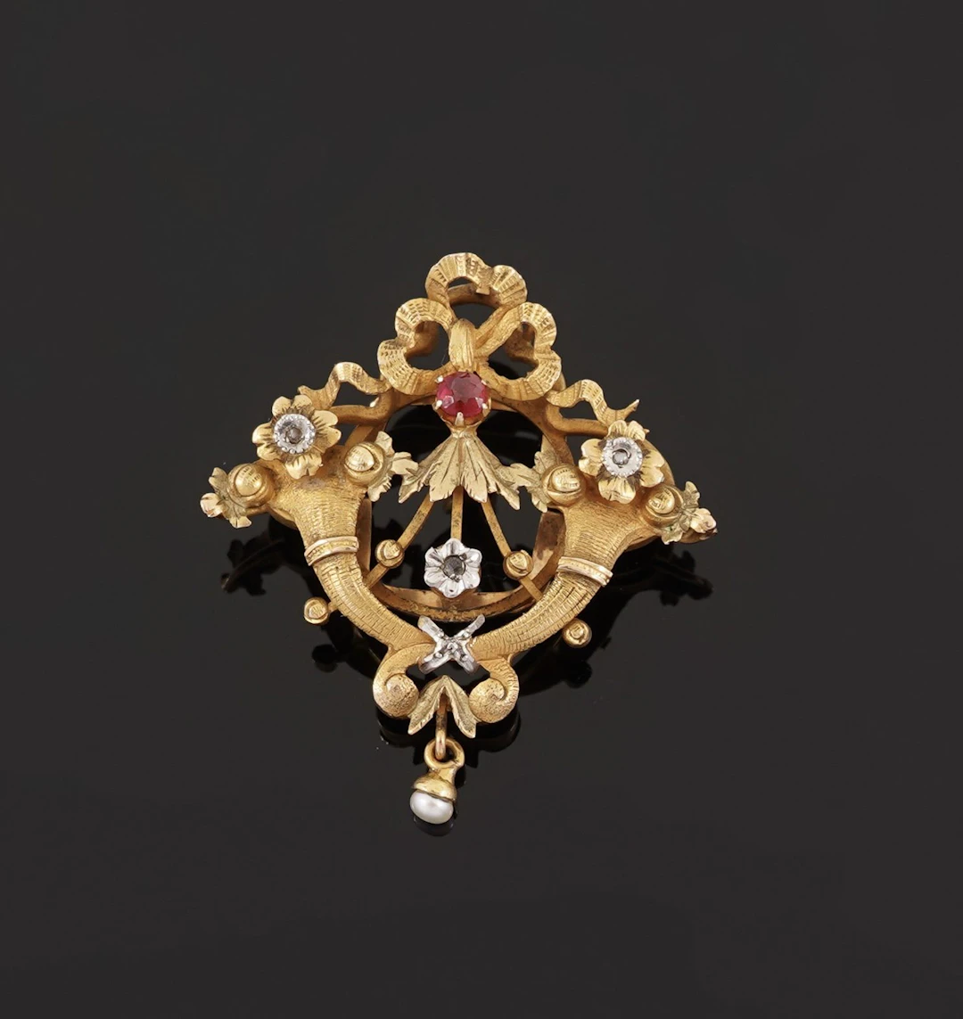 An 18k yellow gold (750) long necklace pendant featuring an - Lot 152