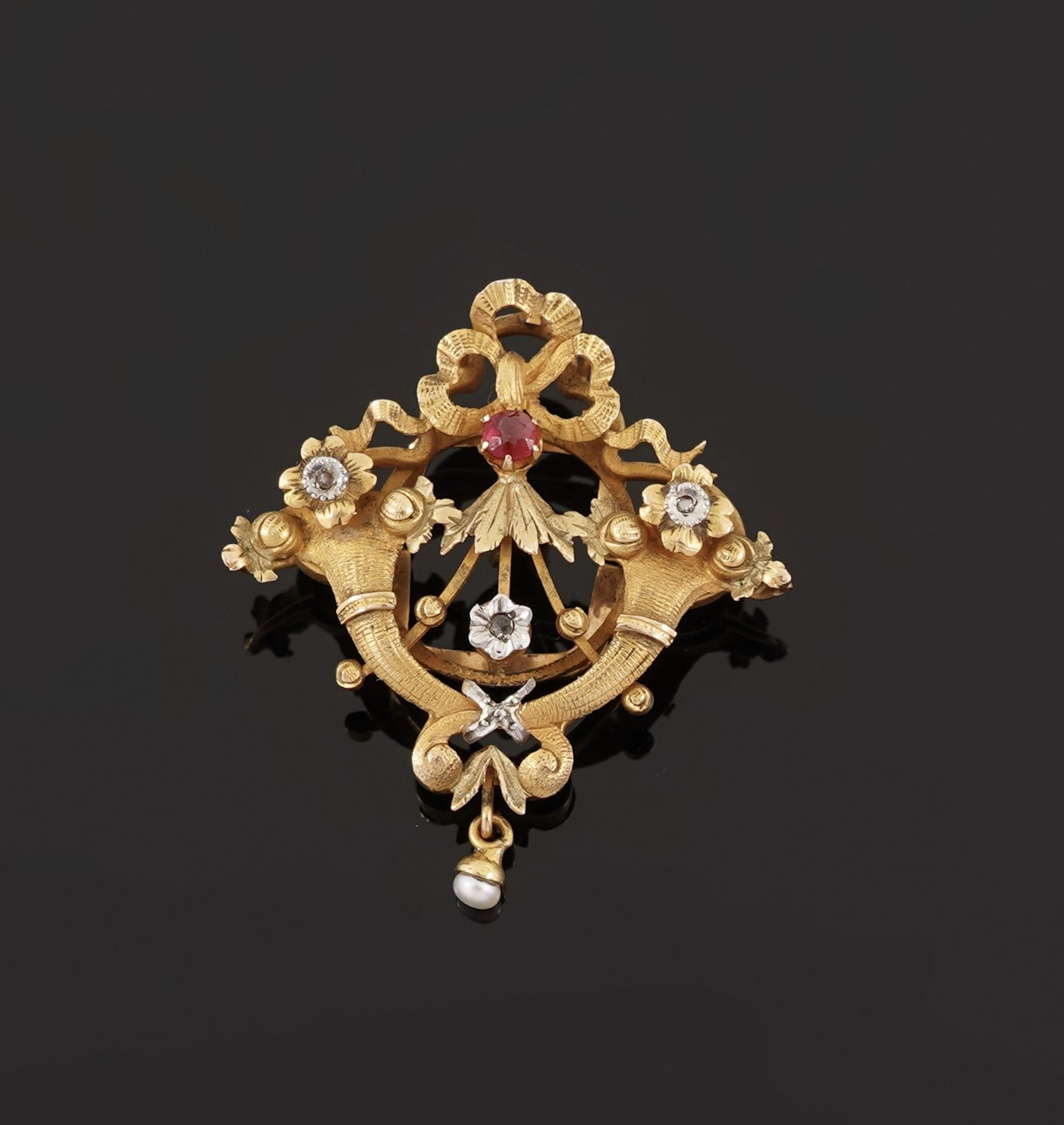 An 18k yellow gold (750) long necklace pendant featuring an - Lot 152