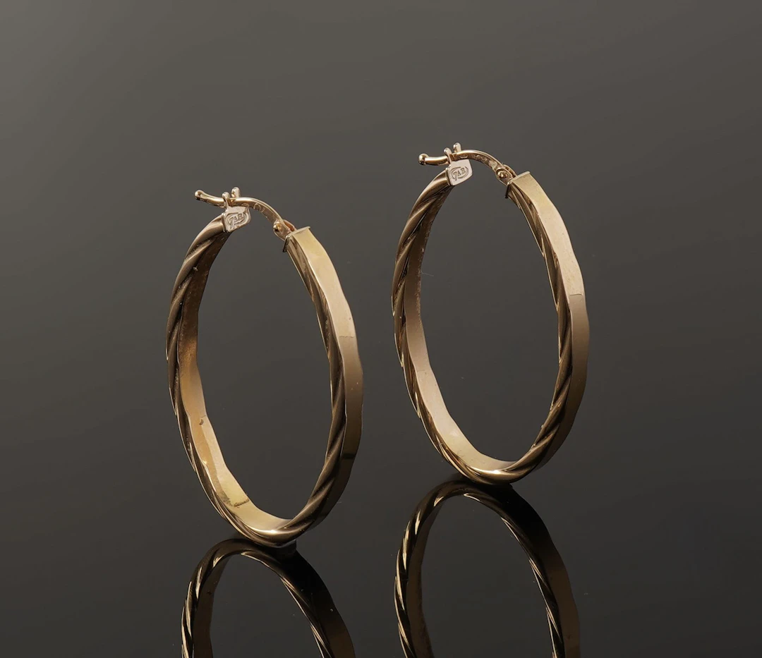 Pair of oblong hoop earrings in 18k yellow gold (750) with a - Lot 98