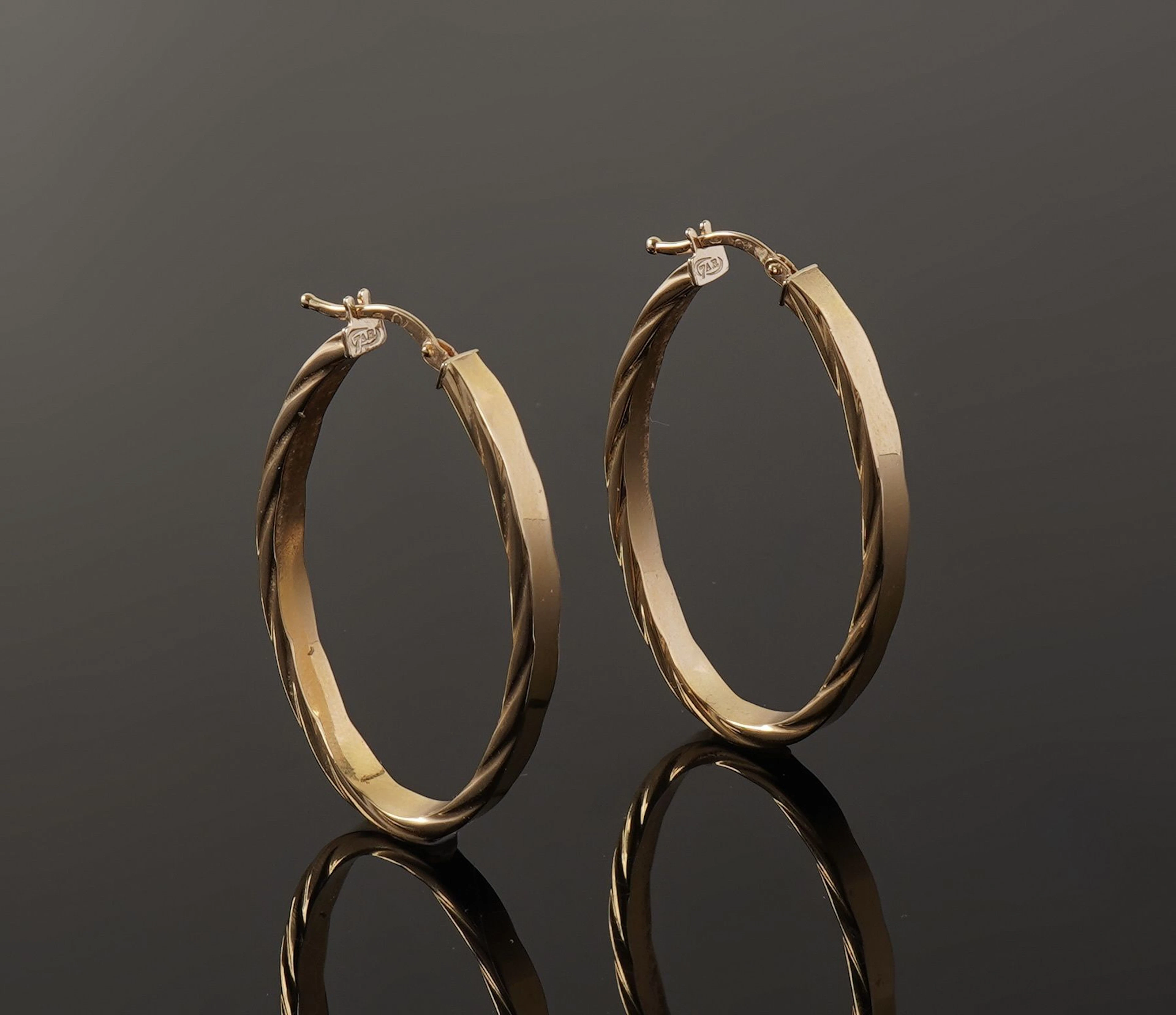Pair of oblong hoop earrings in 18k yellow gold (750) with a - Lot 98