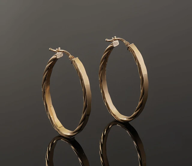 Pair of oblong hoop earrings in 18k yellow gold (750) with a - Lot 98