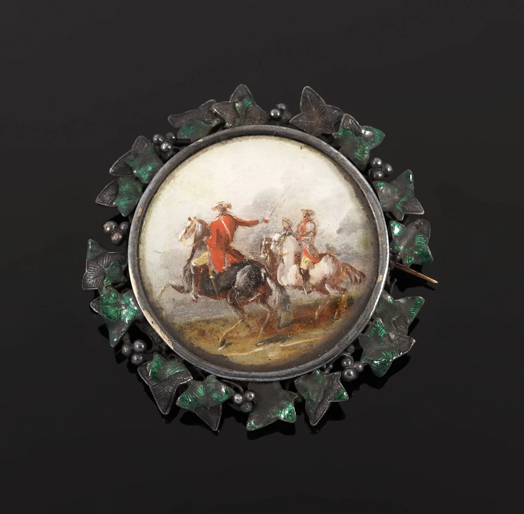 An 800-thousandths silver brooch adorned with a miniature on - Lot 125