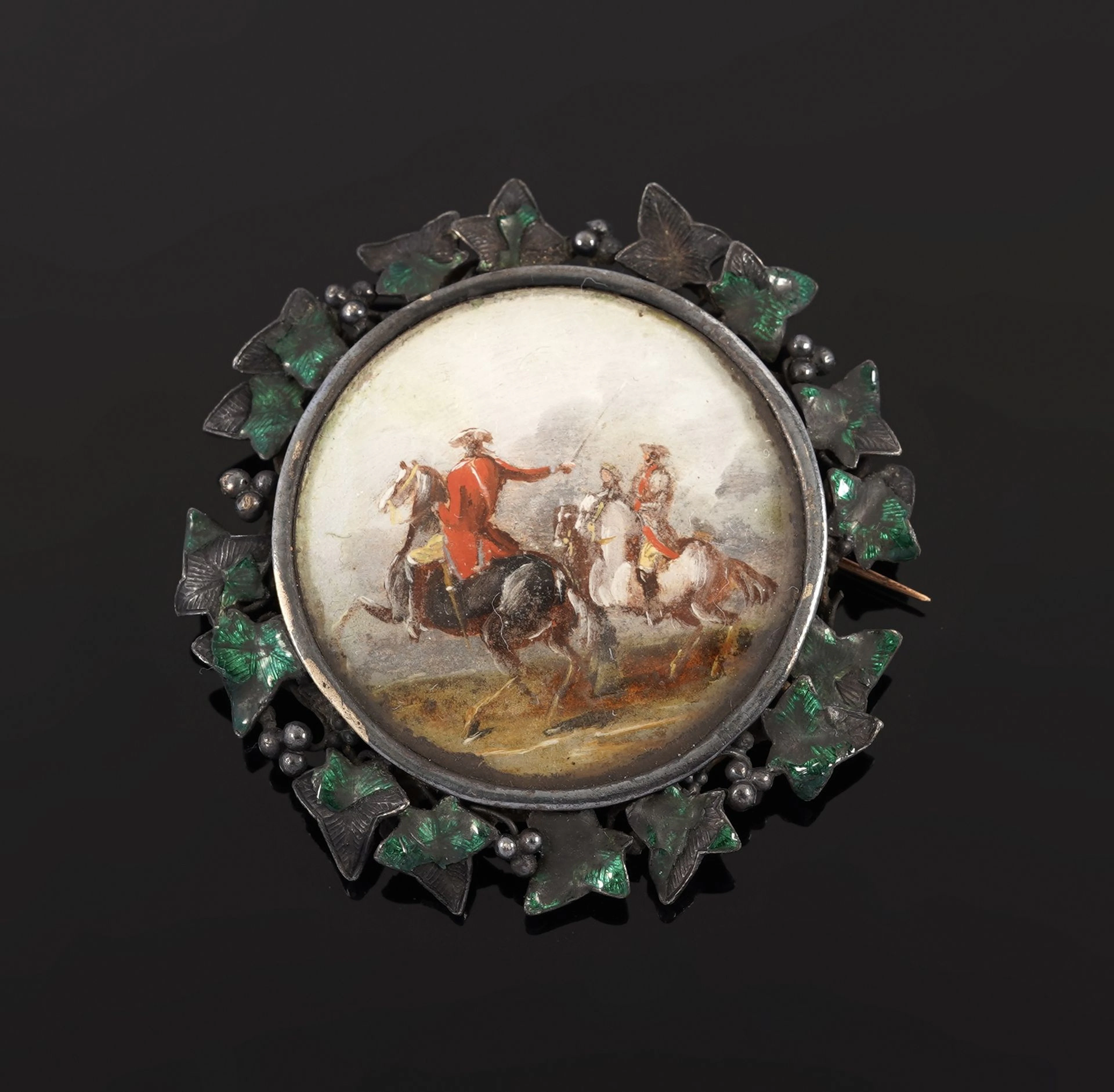 An 800-thousandths silver brooch adorned with a miniature on - Lot 125