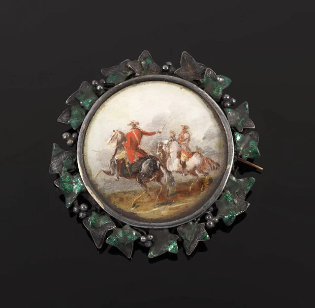 An 800-thousandths silver brooch adorned with a miniature on - Lot 125