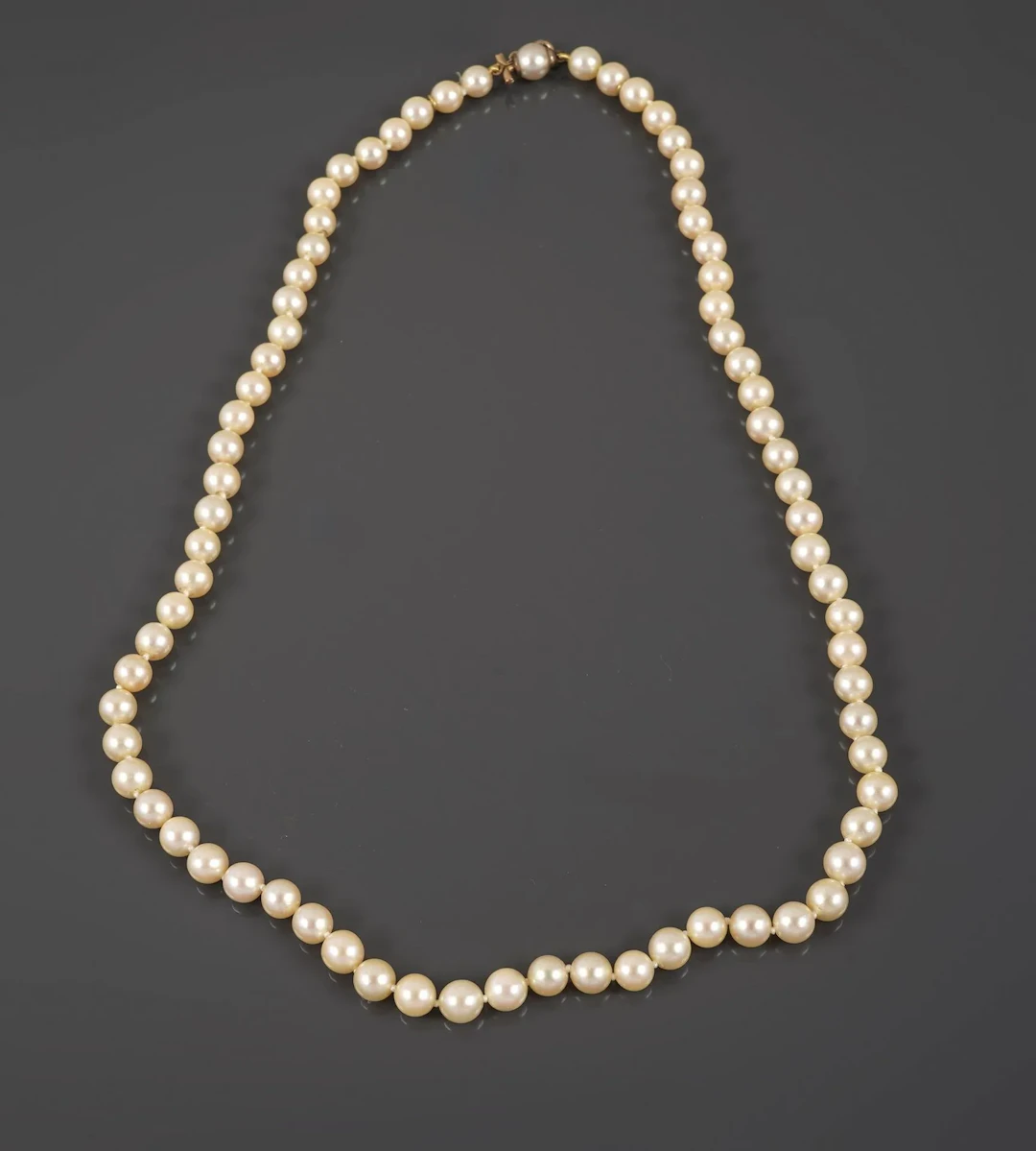 Single-row cultured pearl necklace with a snap clasp set wit - Lot 185