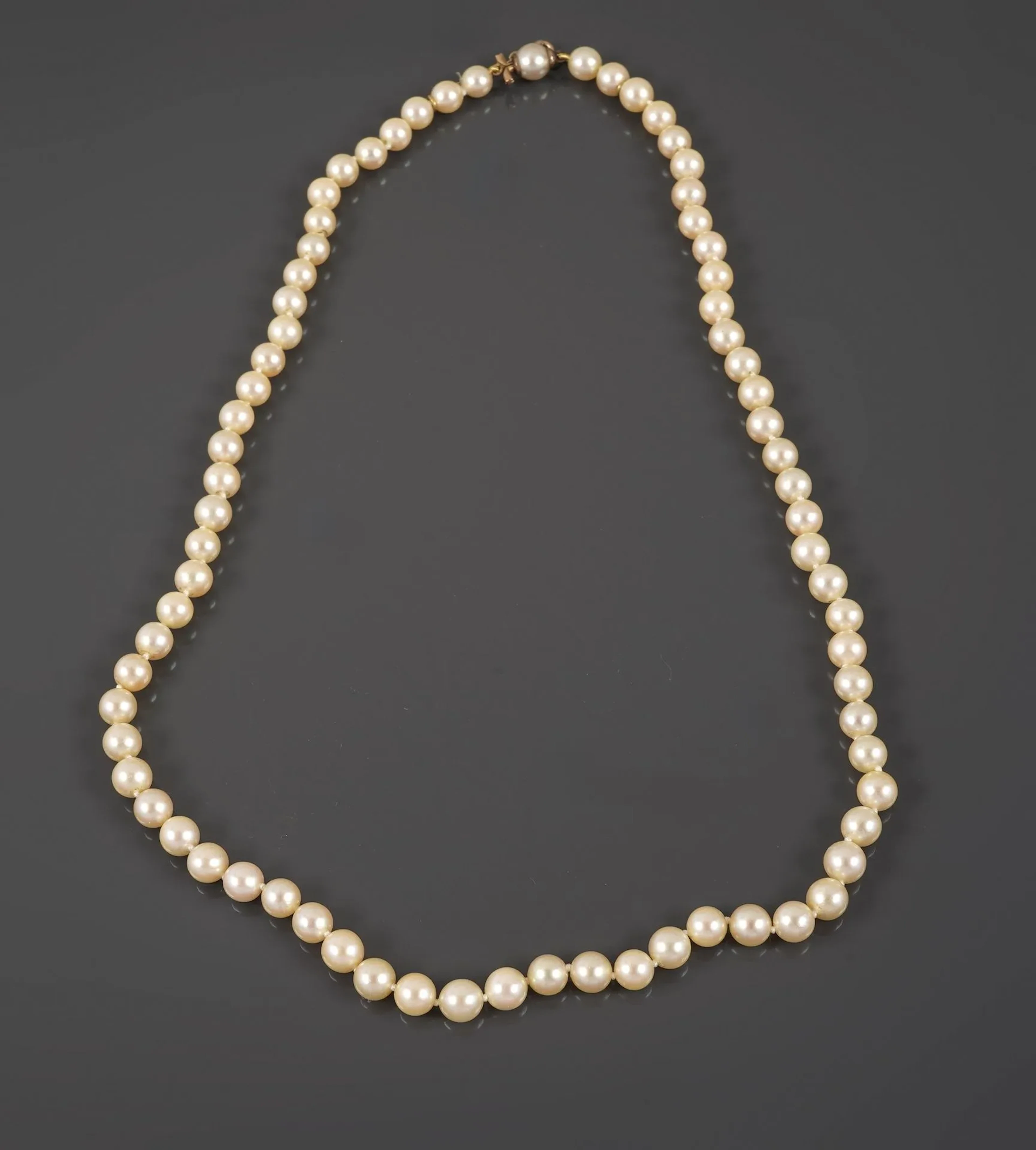 Single-row cultured pearl necklace with a snap clasp set wit - Lot 185