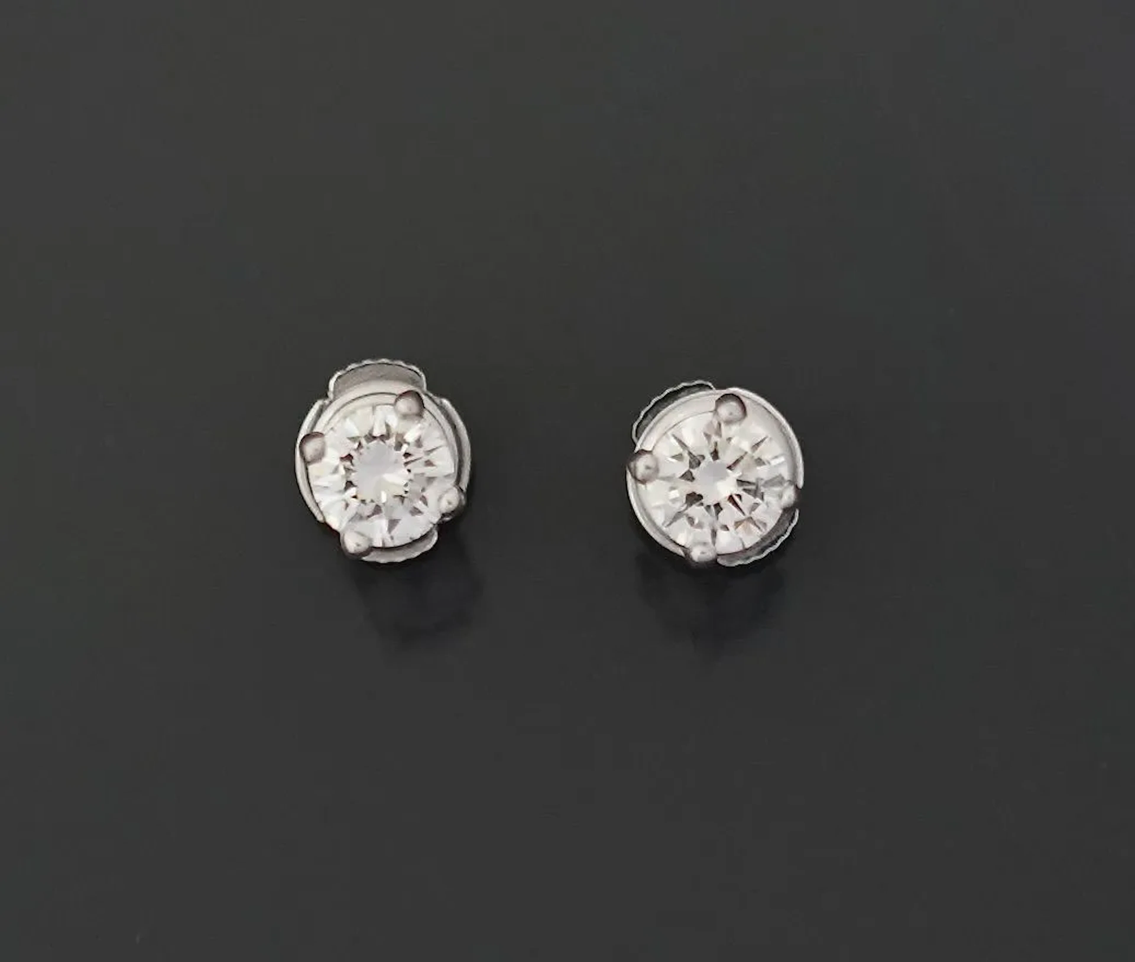 A pair of 18K 750 white gold stud earrings, rhodium-plated, - Lot 259