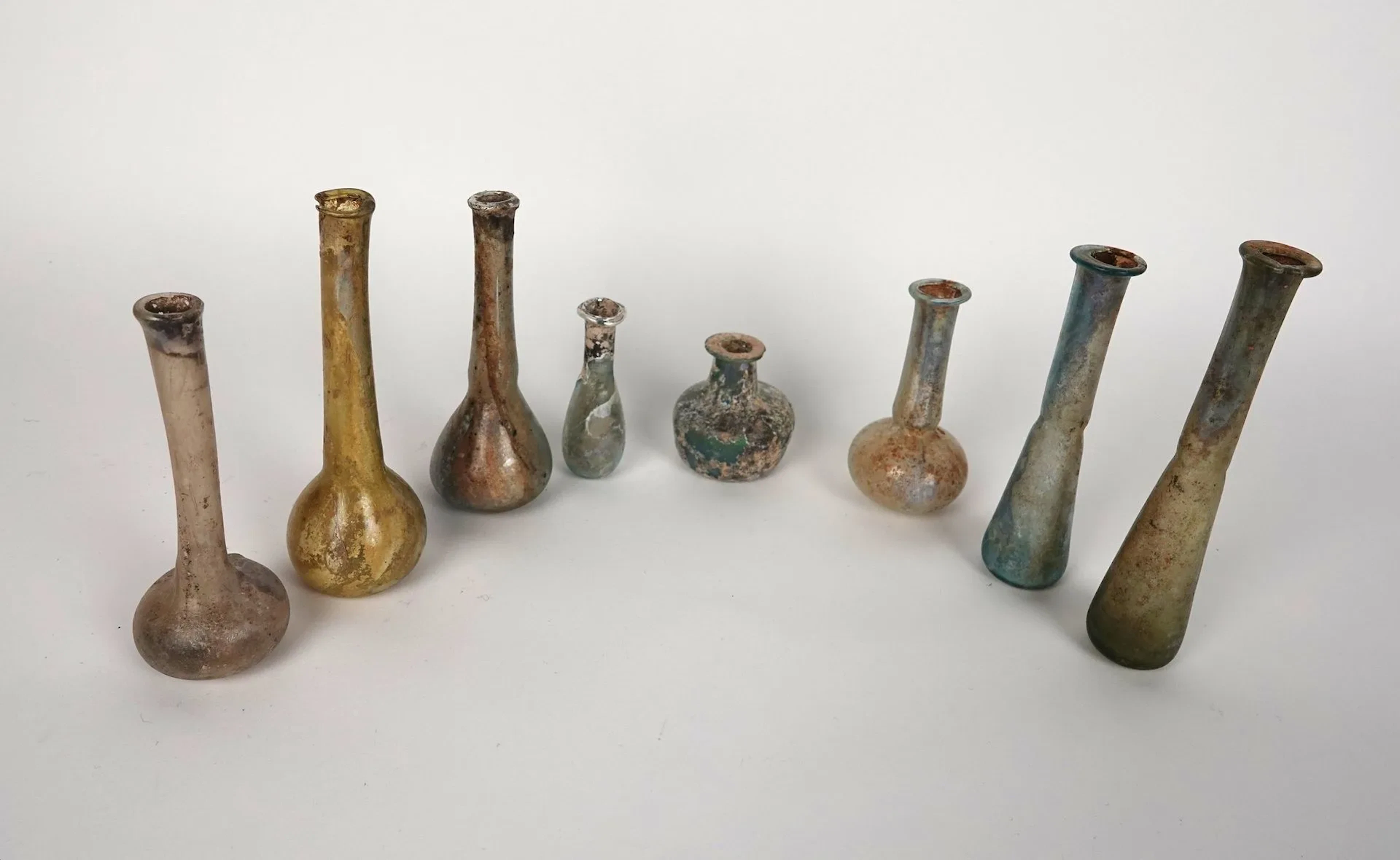 Set of 8 vials in various shapes, with long necks, a bulge i - Lot 224