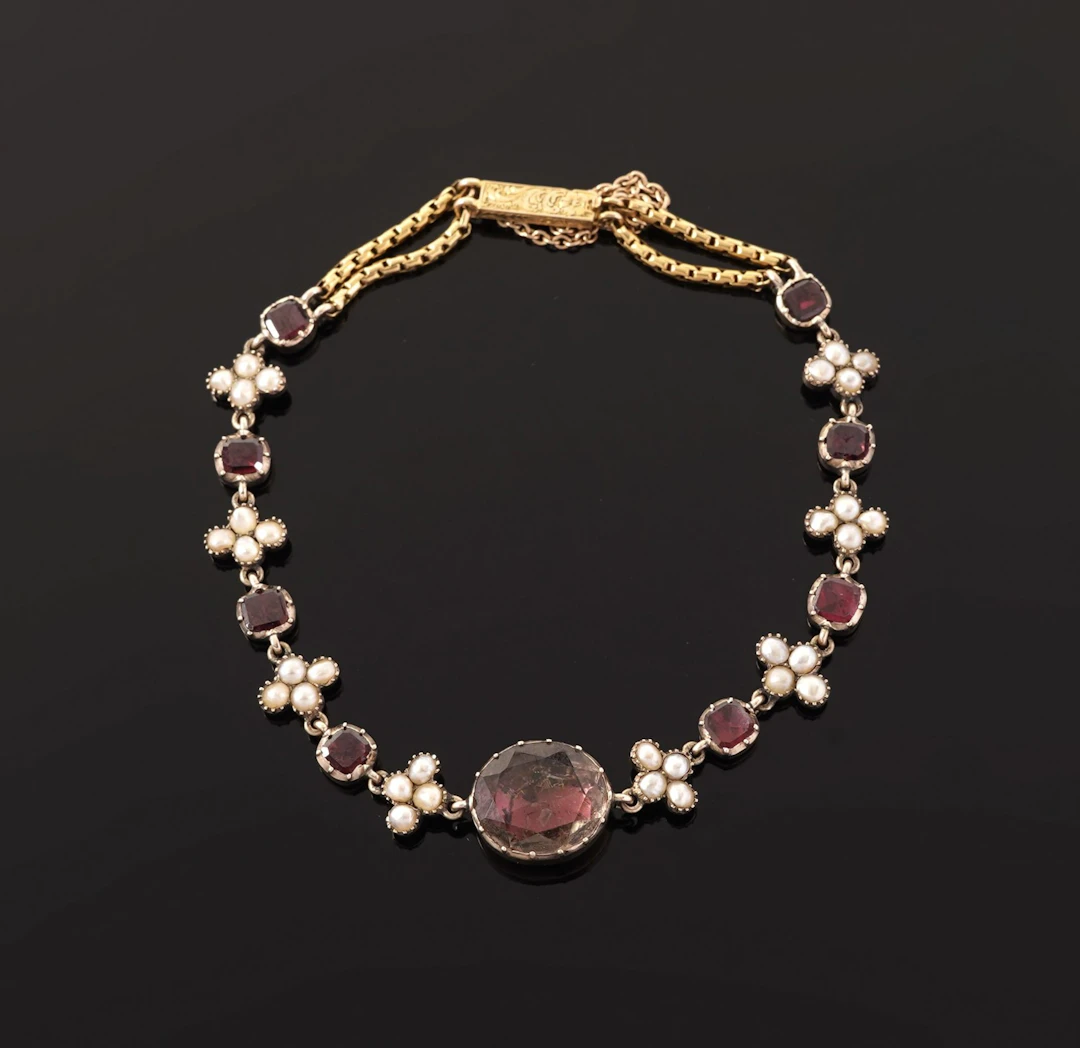 A 14k yellow gold bracelet (585 parts per thousand) adorned - Lot 150
