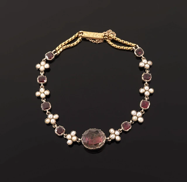 A 14k yellow gold bracelet (585 parts per thousand) adorned - Lot 150