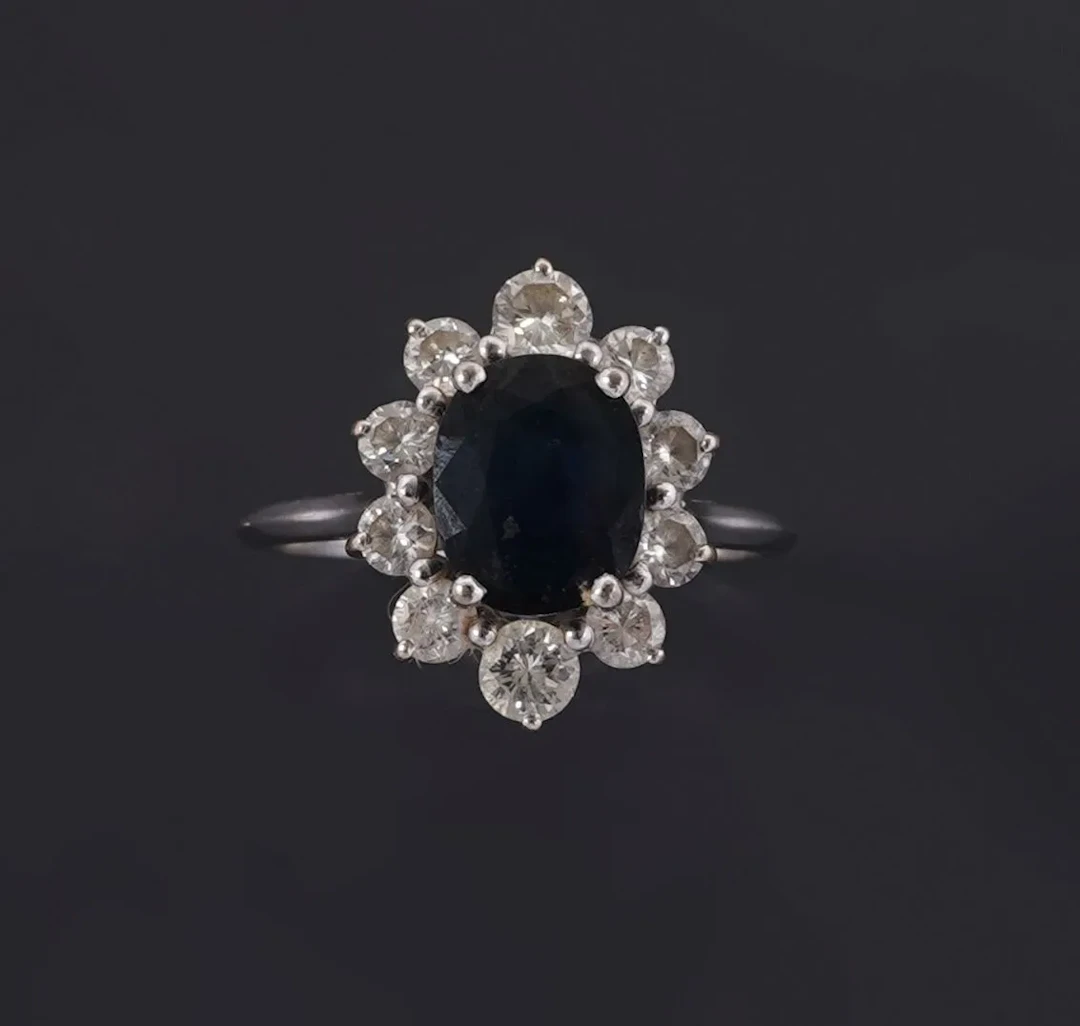 18k white gold (750) daisy ring set with an oval-cut sapphir - Lot 181