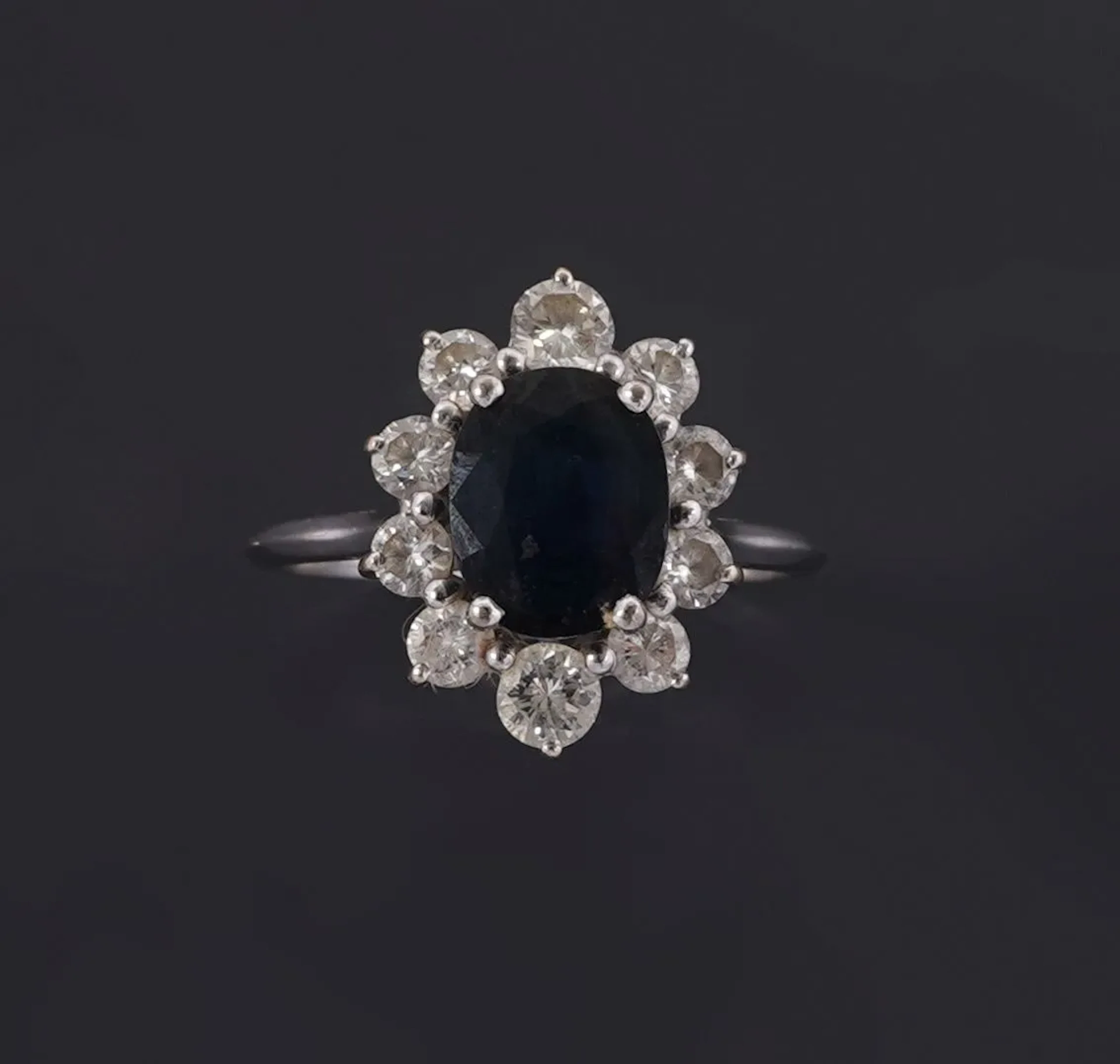 18k white gold (750) daisy ring set with an oval-cut sapphir - Lot 181