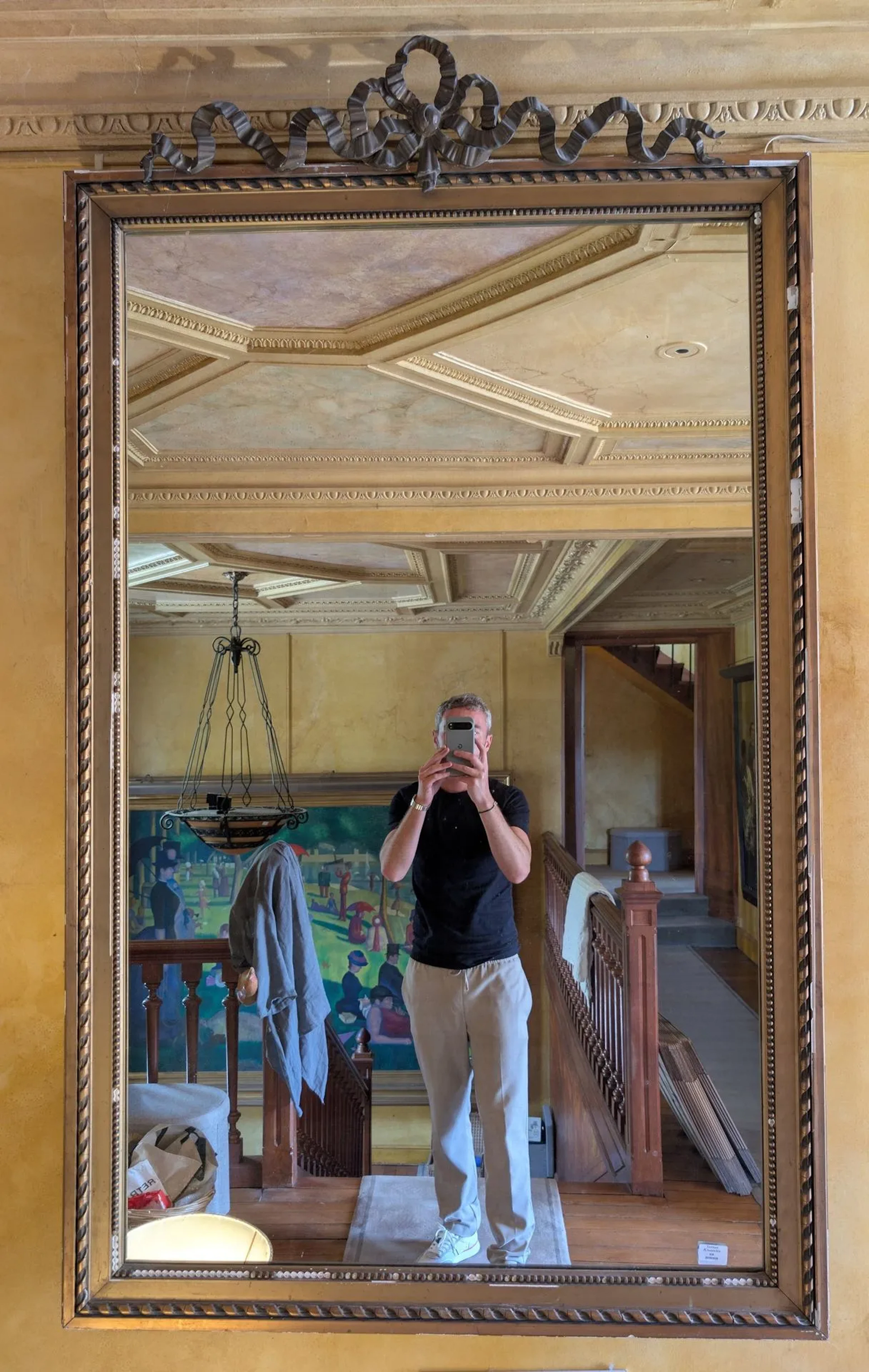 Large carved wooden mirror, decorated with a ribbon bow, sur - Lot 636