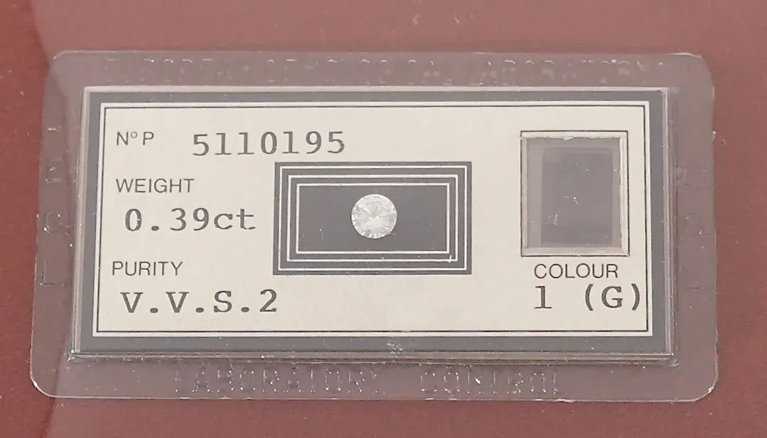 A diamond on paper (sealed) accompanied by its IGI certifica - Lot 276