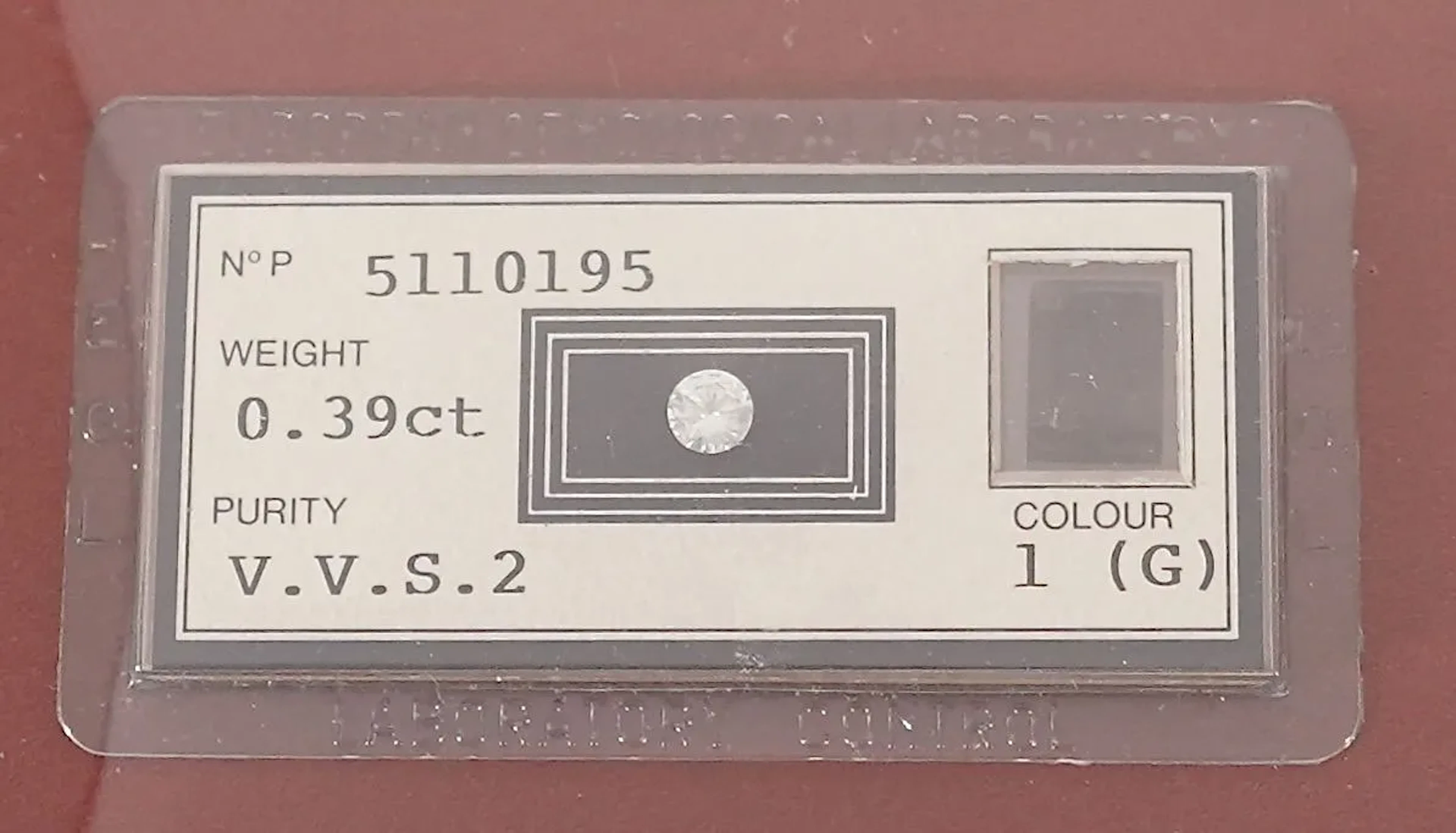 A diamond on paper (sealed) accompanied by its IGI certifica - Lot 276