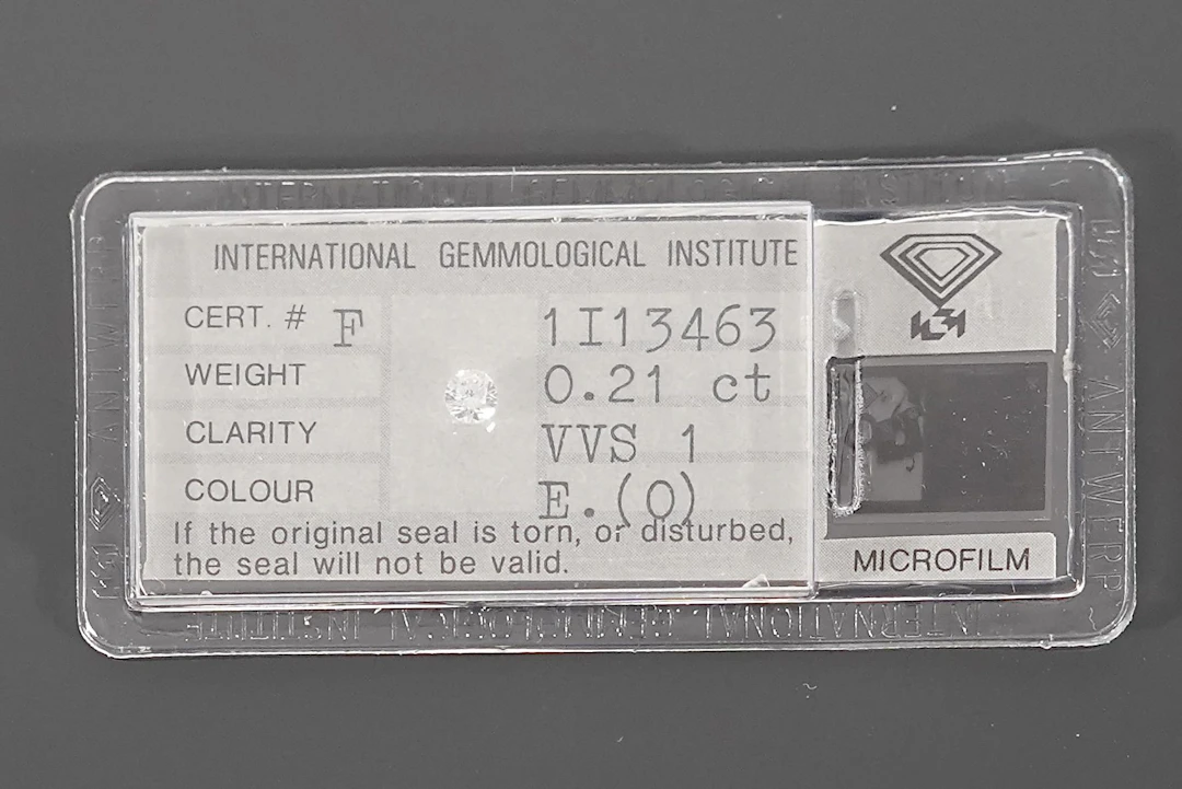 A diamond on paper (sealed) accompanied by its IGI certifica - Lot 255
