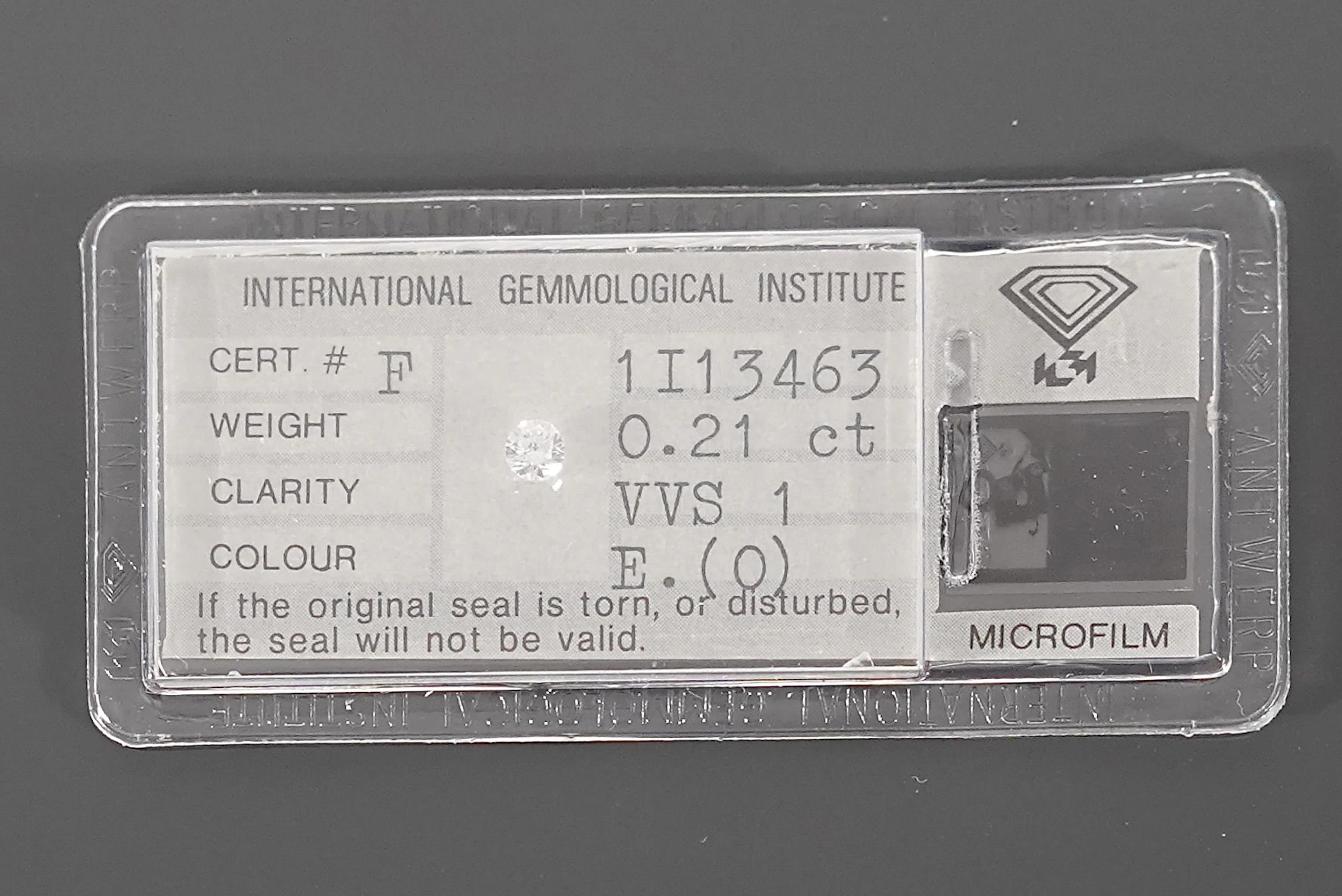A diamond on paper (sealed) accompanied by its IGI certifica - Lot 255