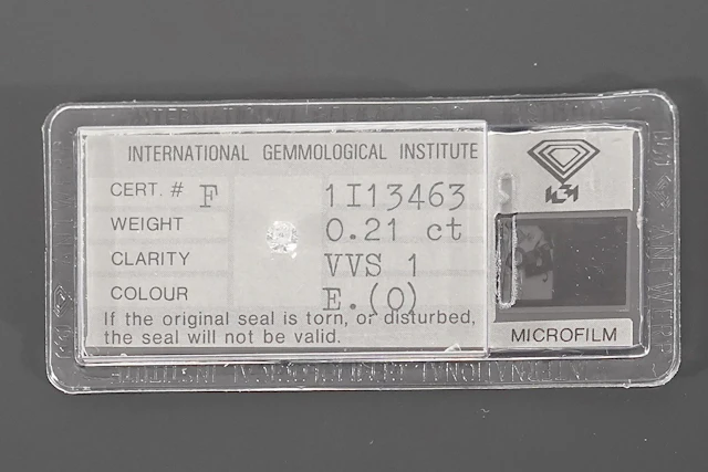 A diamond on paper (sealed) accompanied by its IGI certifica - Lot 255