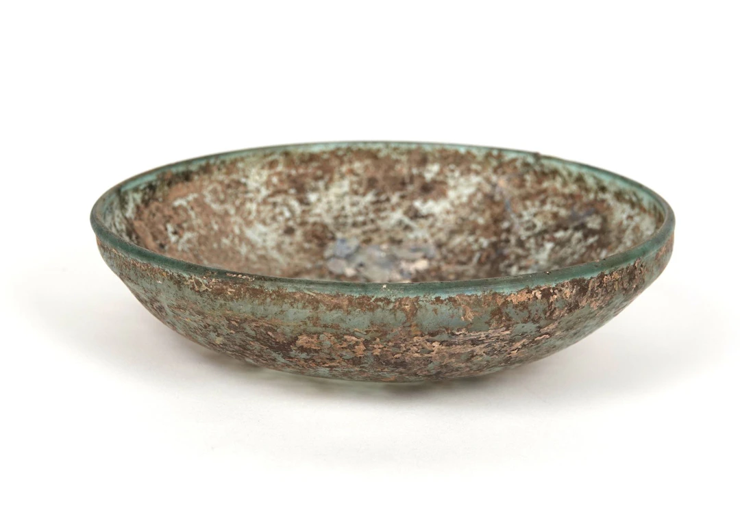 Large bowl with a slightly flared rim - Lot 242