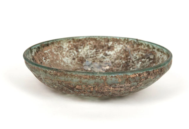 Large bowl with a slightly flared rim - Lot 242