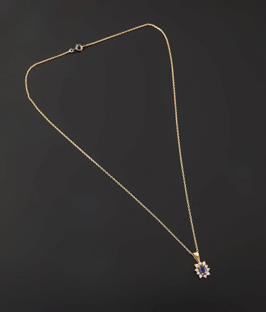 An 18k yellow gold daisy pendant (750 parts per thousand) se - Lot 106
