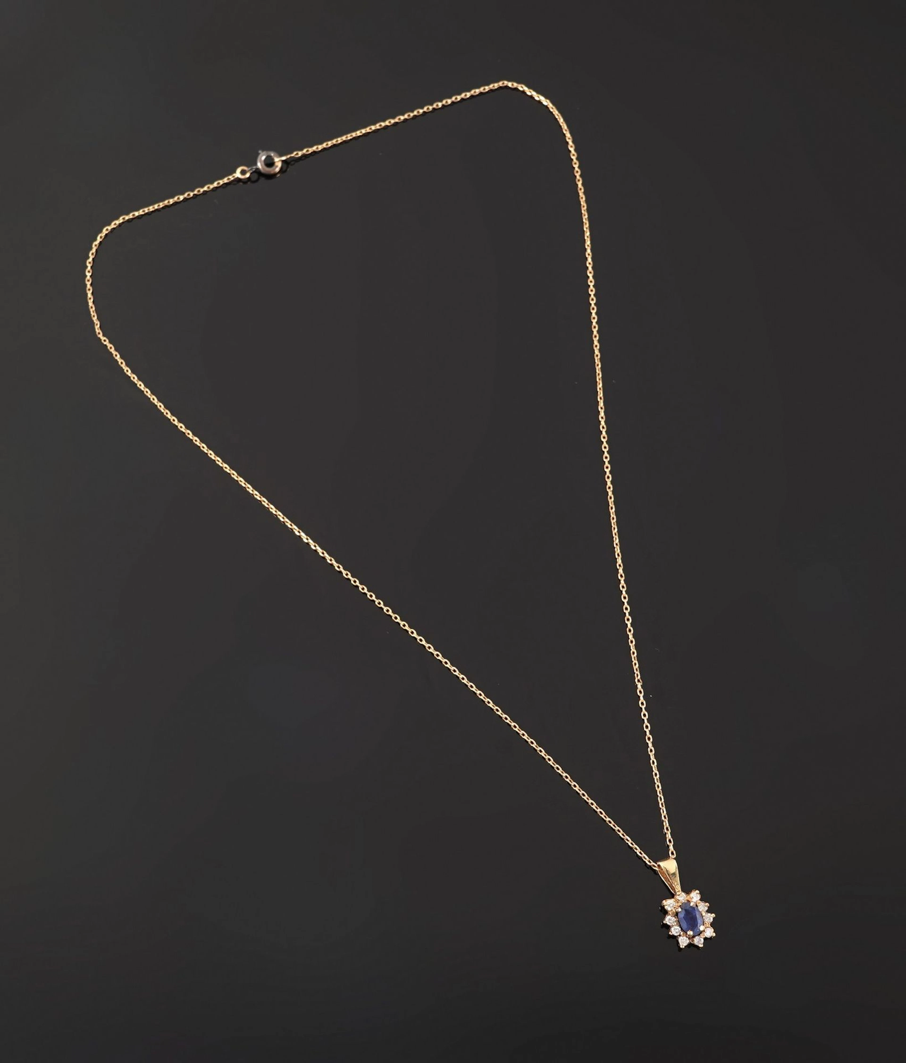 An 18k yellow gold daisy pendant (750 parts per thousand) se - Lot 106