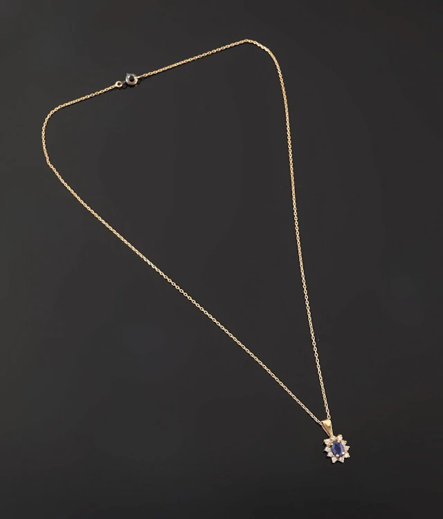 An 18k yellow gold daisy pendant (750 parts per thousand) se - Lot 106
