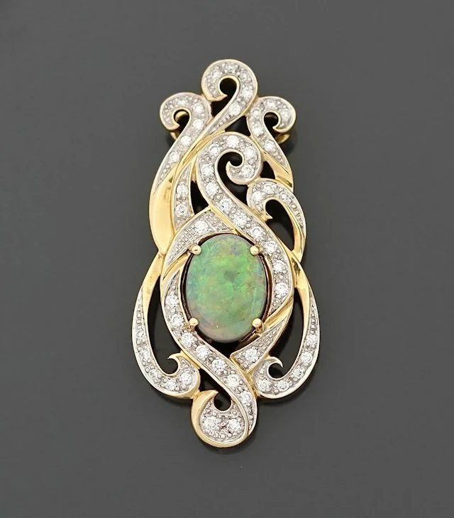 A striking Art Nouveau-style pendant in 18K yellow gold (750 - Lot 174